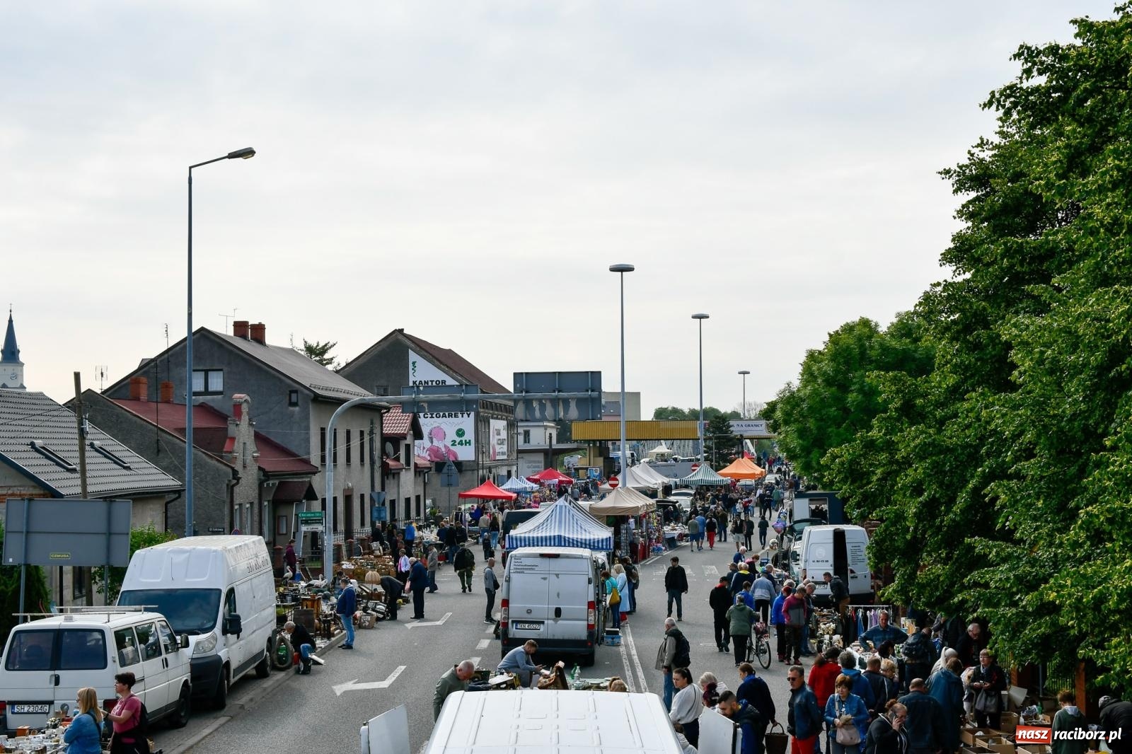 Zdjęcie w galerii na portalu naszraciborz.pl: Tłumy na jarmarku w Chałupkach [FOTO i WIDEO] wiadomości z regionu