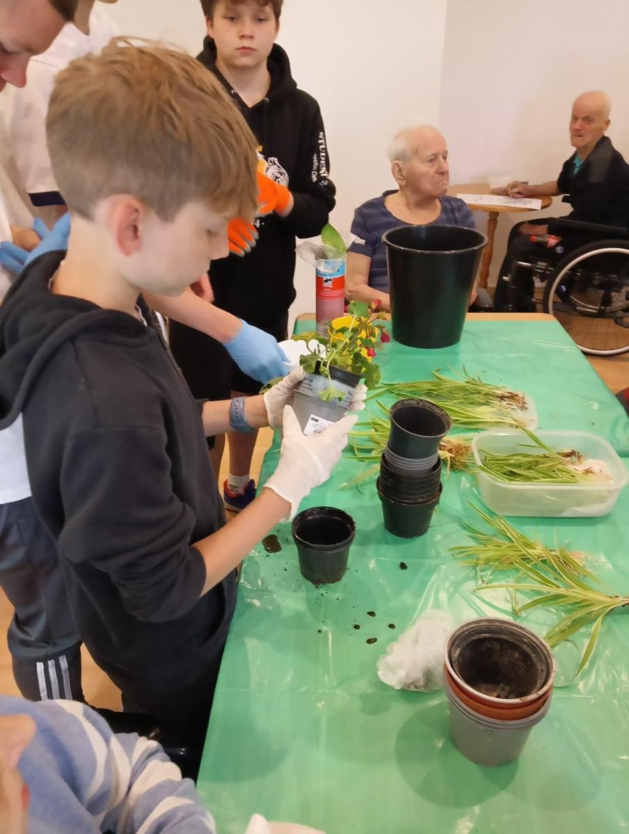 Zdjęcie w galerii na portalu naszraciborz.pl: Uczniowie Piętnastki na Warsztatach Sadzenia Kwiatów w Złotej Jesieni wiadomości z regionu