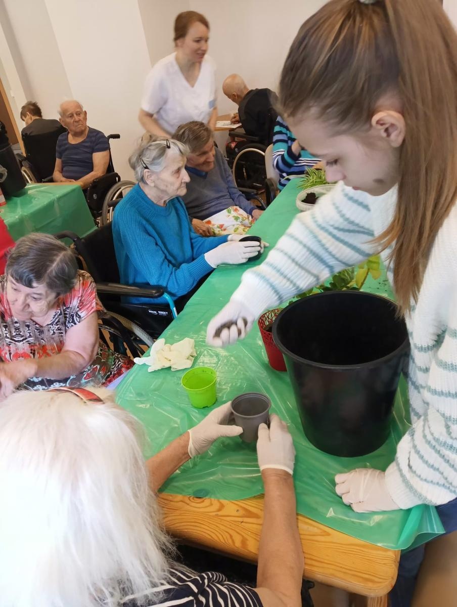 Zdjęcie w galerii na portalu naszraciborz.pl: Uczniowie Piętnastki na Warsztatach Sadzenia Kwiatów w Złotej Jesieni wiadomości z regionu