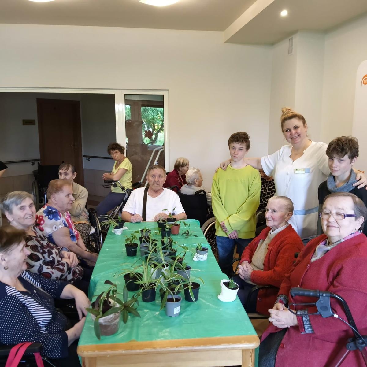 Zdjęcie w galerii na portalu naszraciborz.pl: Uczniowie Piętnastki na Warsztatach Sadzenia Kwiatów w Złotej Jesieni wiadomości z regionu