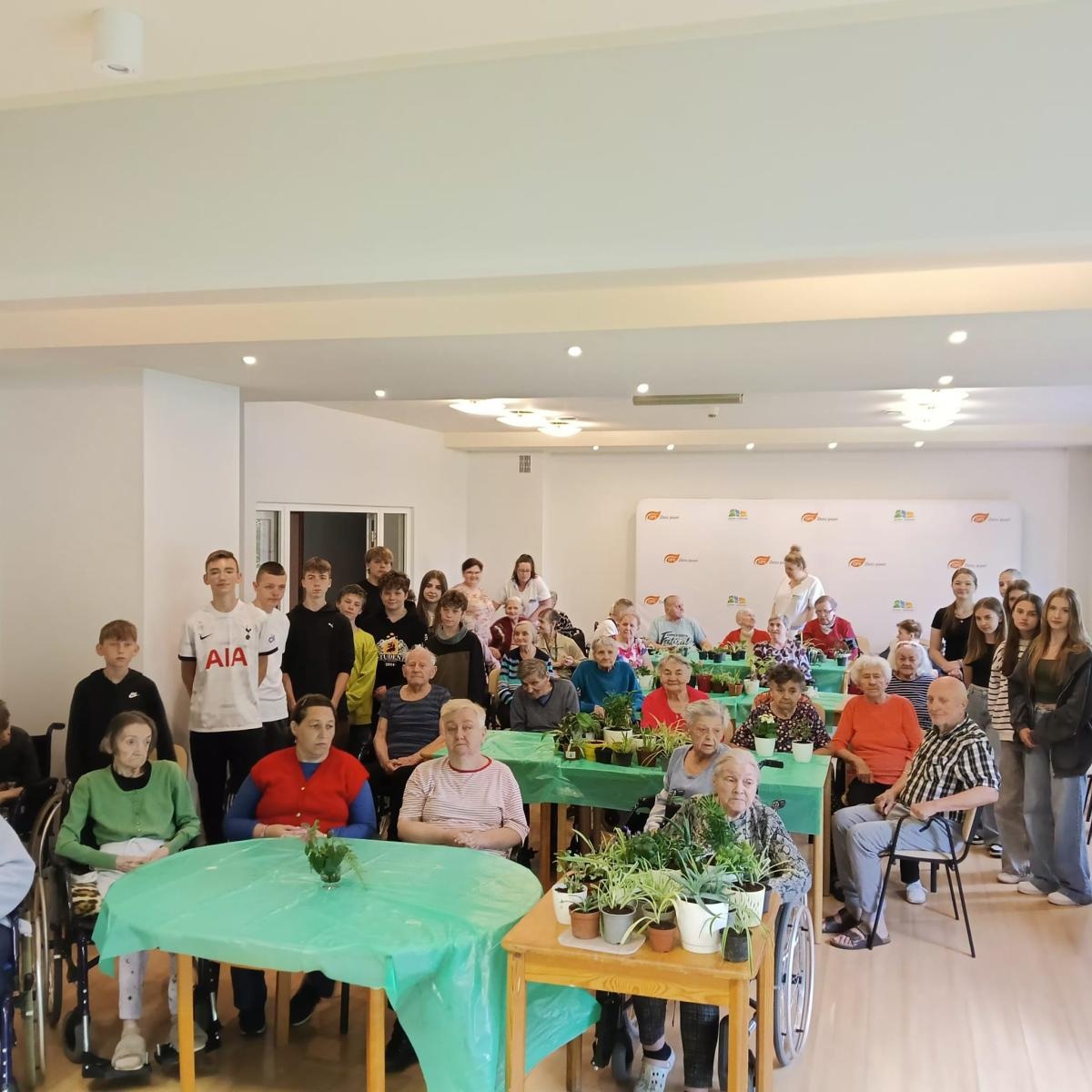 Zdjęcie w galerii na portalu naszraciborz.pl: Uczniowie Piętnastki na Warsztatach Sadzenia Kwiatów w Złotej Jesieni wiadomości z regionu