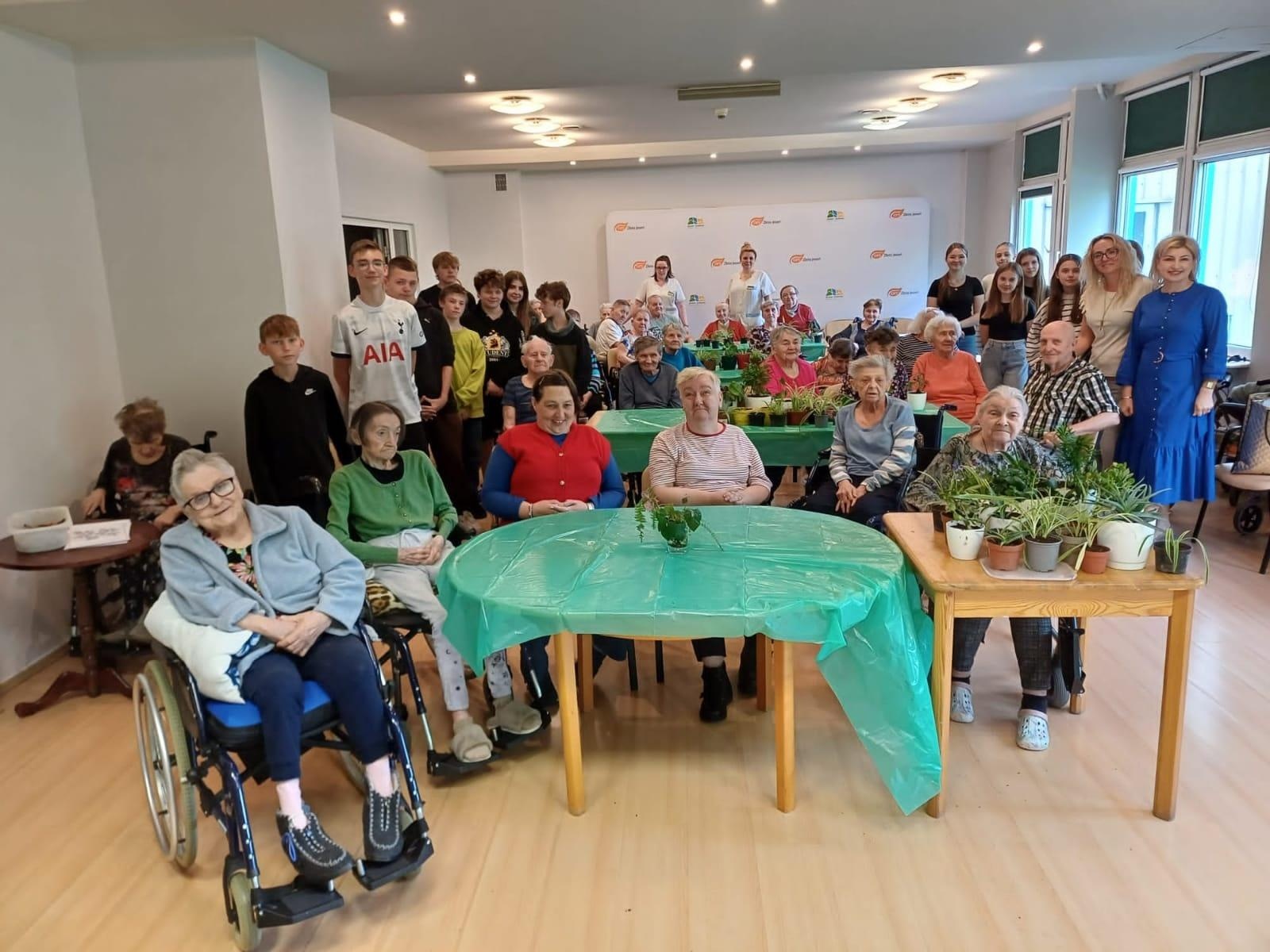 Zdjęcie w galerii na portalu naszraciborz.pl: Uczniowie Piętnastki na Warsztatach Sadzenia Kwiatów w Złotej Jesieni wiadomości z regionu