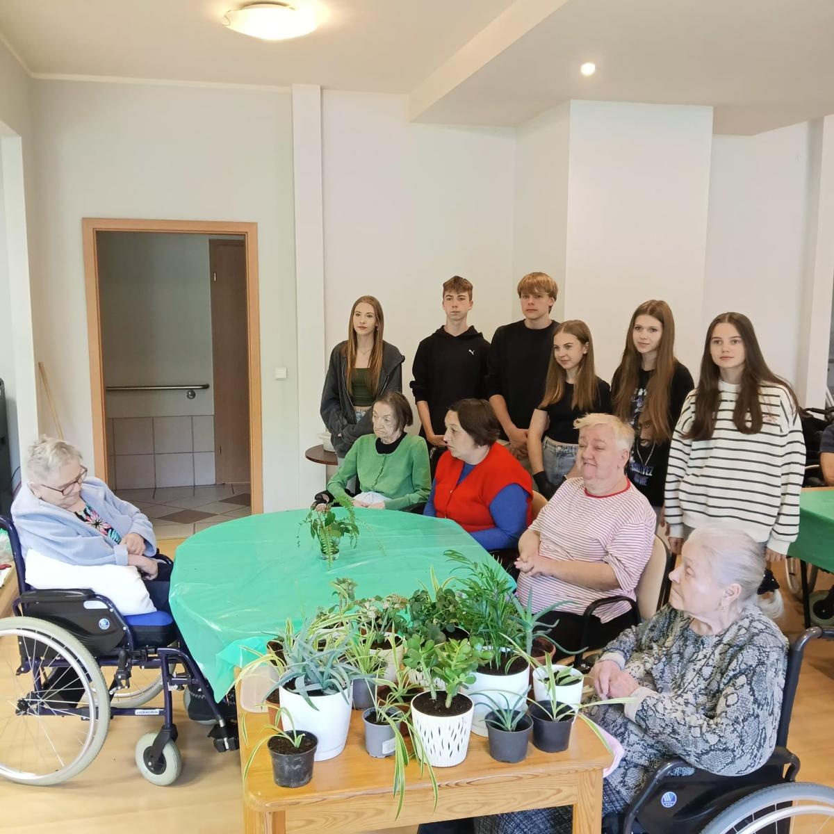 Zdjęcie w galerii na portalu naszraciborz.pl: Uczniowie Piętnastki na Warsztatach Sadzenia Kwiatów w Złotej Jesieni wiadomości z regionu