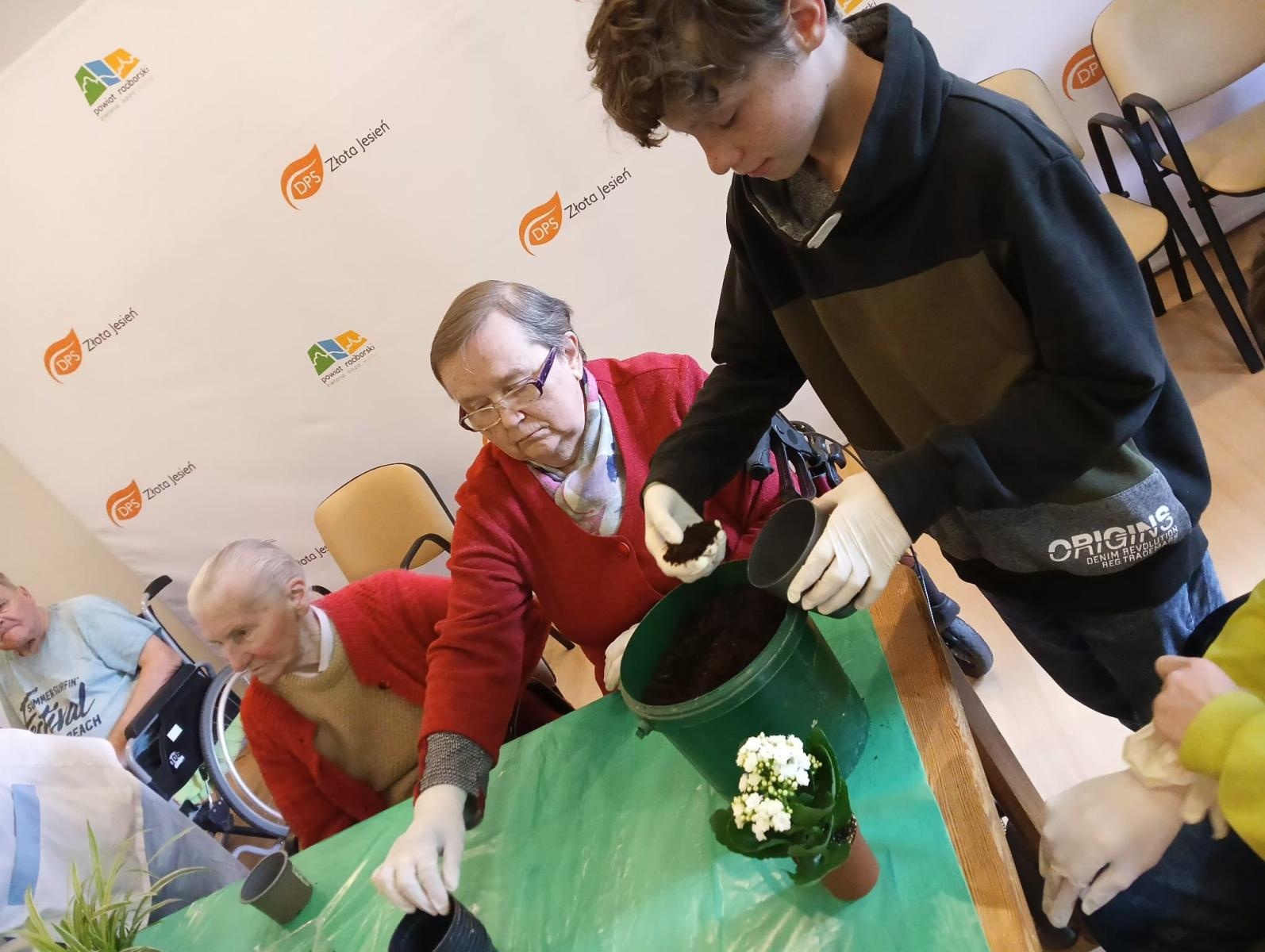 Zdjęcie w galerii na portalu naszraciborz.pl: Uczniowie Piętnastki na Warsztatach Sadzenia Kwiatów w Złotej Jesieni wiadomości z regionu