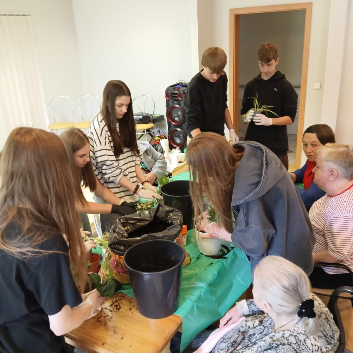 Zdjęcie w galerii na portalu naszraciborz.pl: Uczniowie Piętnastki na Warsztatach Sadzenia Kwiatów w Złotej Jesieni wiadomości z regionu