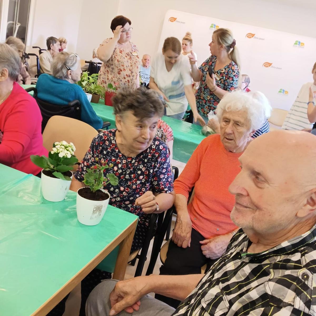 Zdjęcie w galerii na portalu naszraciborz.pl: Uczniowie Piętnastki na Warsztatach Sadzenia Kwiatów w Złotej Jesieni wiadomości z regionu