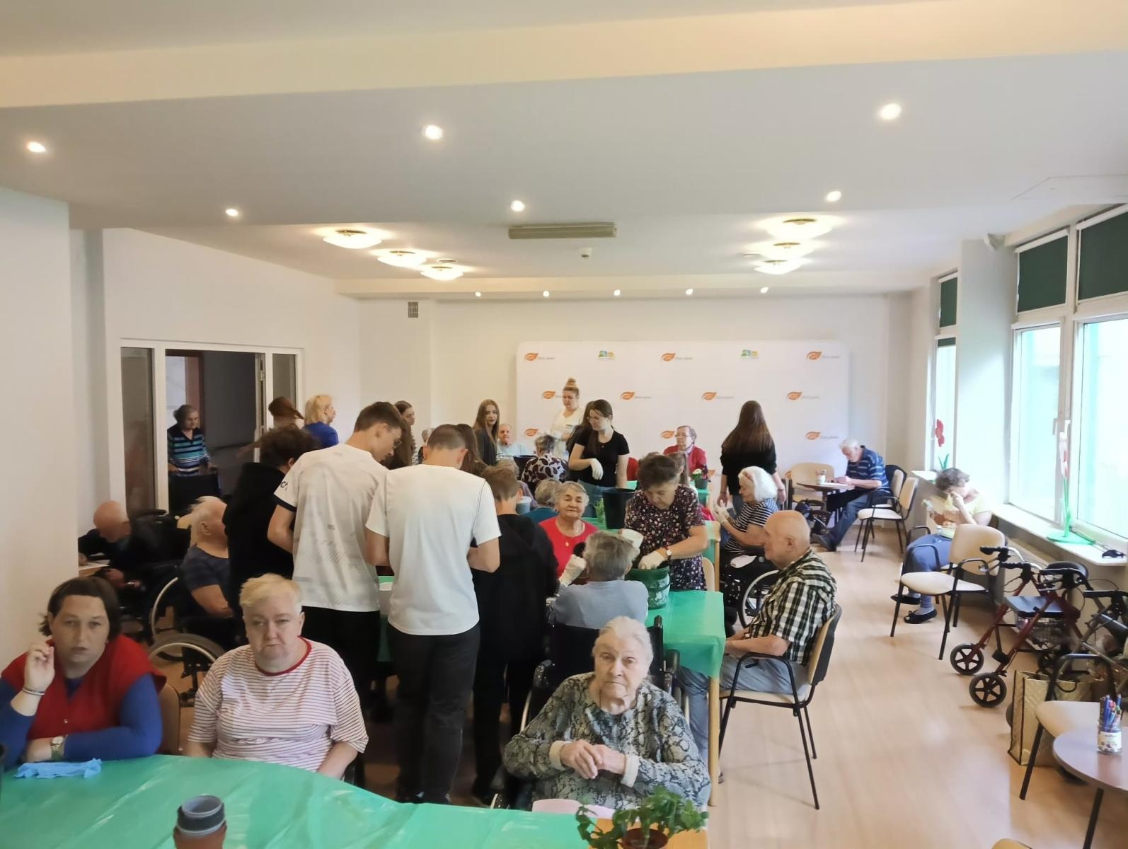 Zdjęcie w galerii na portalu naszraciborz.pl: Uczniowie Piętnastki na Warsztatach Sadzenia Kwiatów w Złotej Jesieni wiadomości z regionu