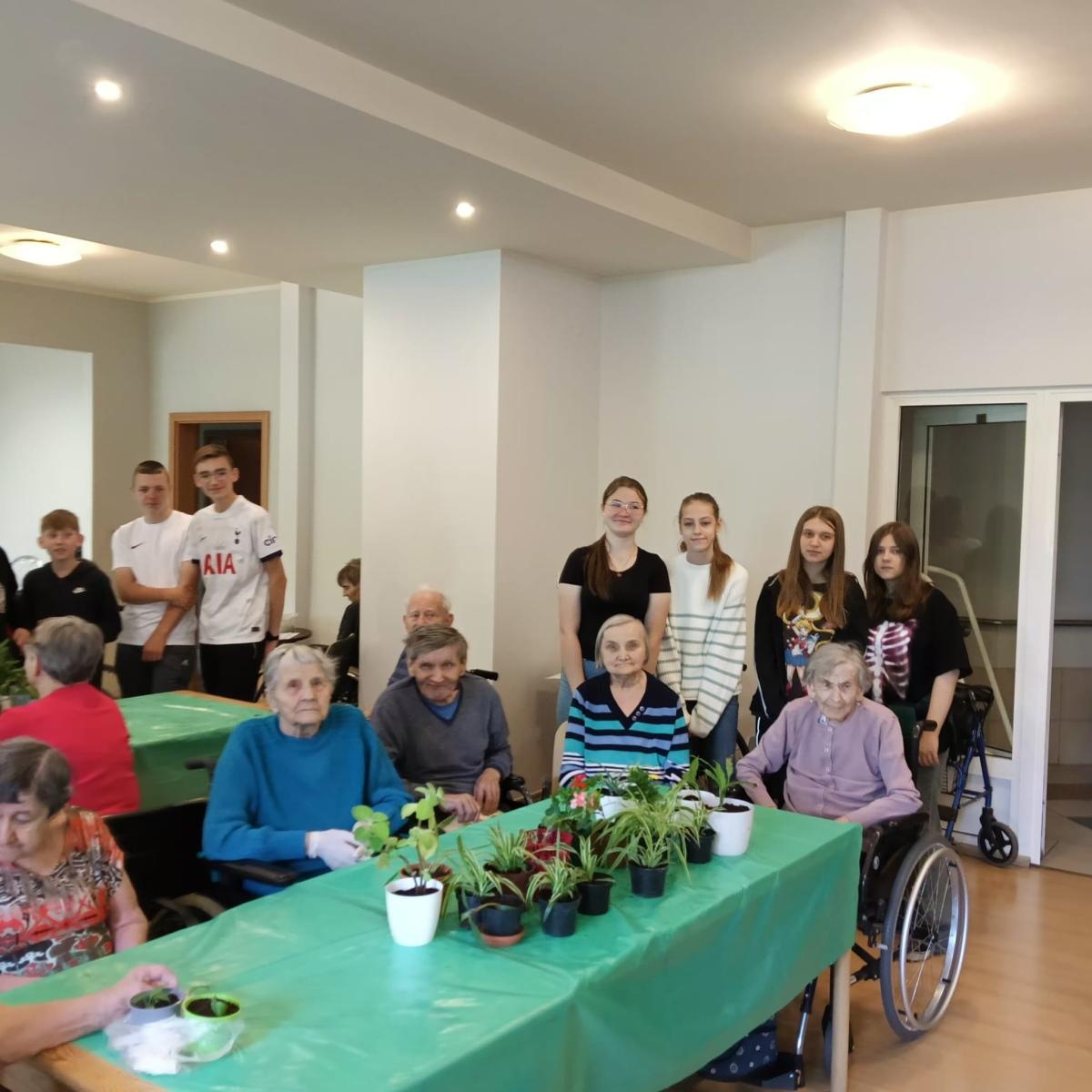 Zdjęcie w galerii na portalu naszraciborz.pl: Uczniowie Piętnastki na Warsztatach Sadzenia Kwiatów w Złotej Jesieni wiadomości z regionu