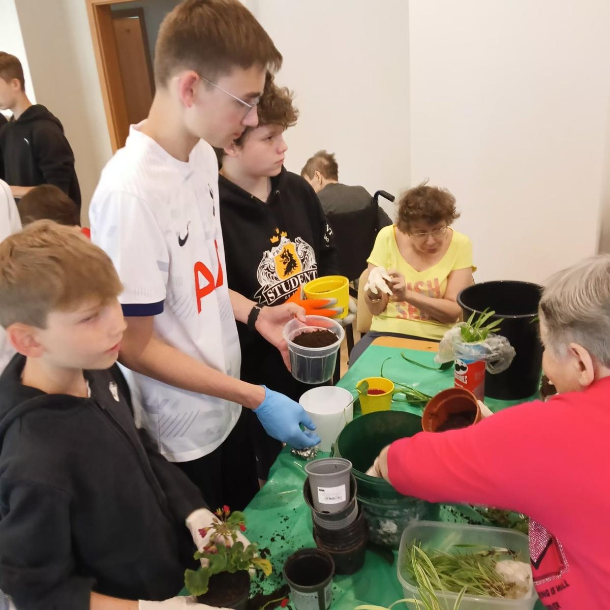 Zdjęcie w galerii na portalu naszraciborz.pl: Uczniowie Piętnastki na Warsztatach Sadzenia Kwiatów w Złotej Jesieni wiadomości z regionu