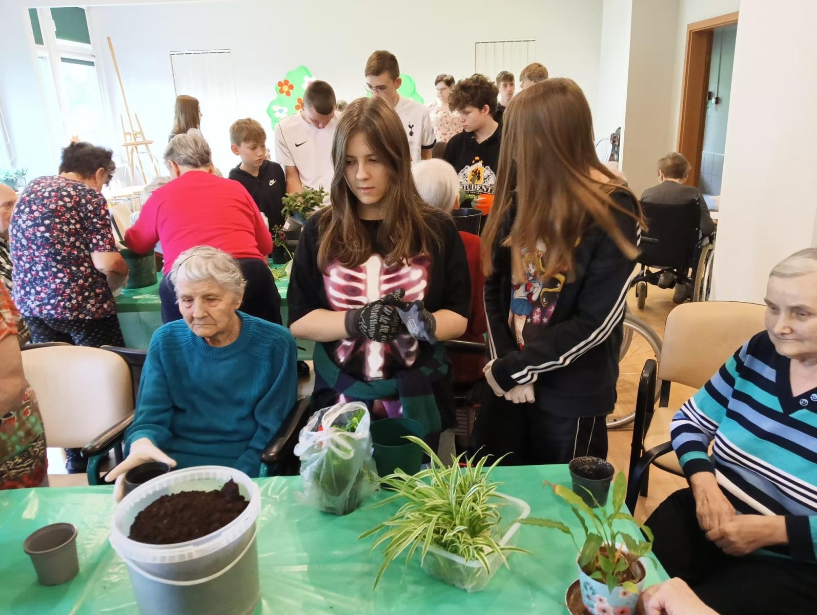 Zdjęcie w galerii na portalu naszraciborz.pl: Uczniowie Piętnastki na Warsztatach Sadzenia Kwiatów w Złotej Jesieni wiadomości z regionu