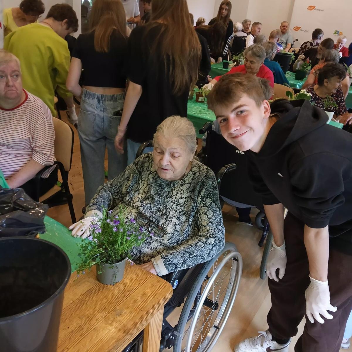Zdjęcie w galerii na portalu naszraciborz.pl: Uczniowie Piętnastki na Warsztatach Sadzenia Kwiatów w Złotej Jesieni wiadomości z regionu