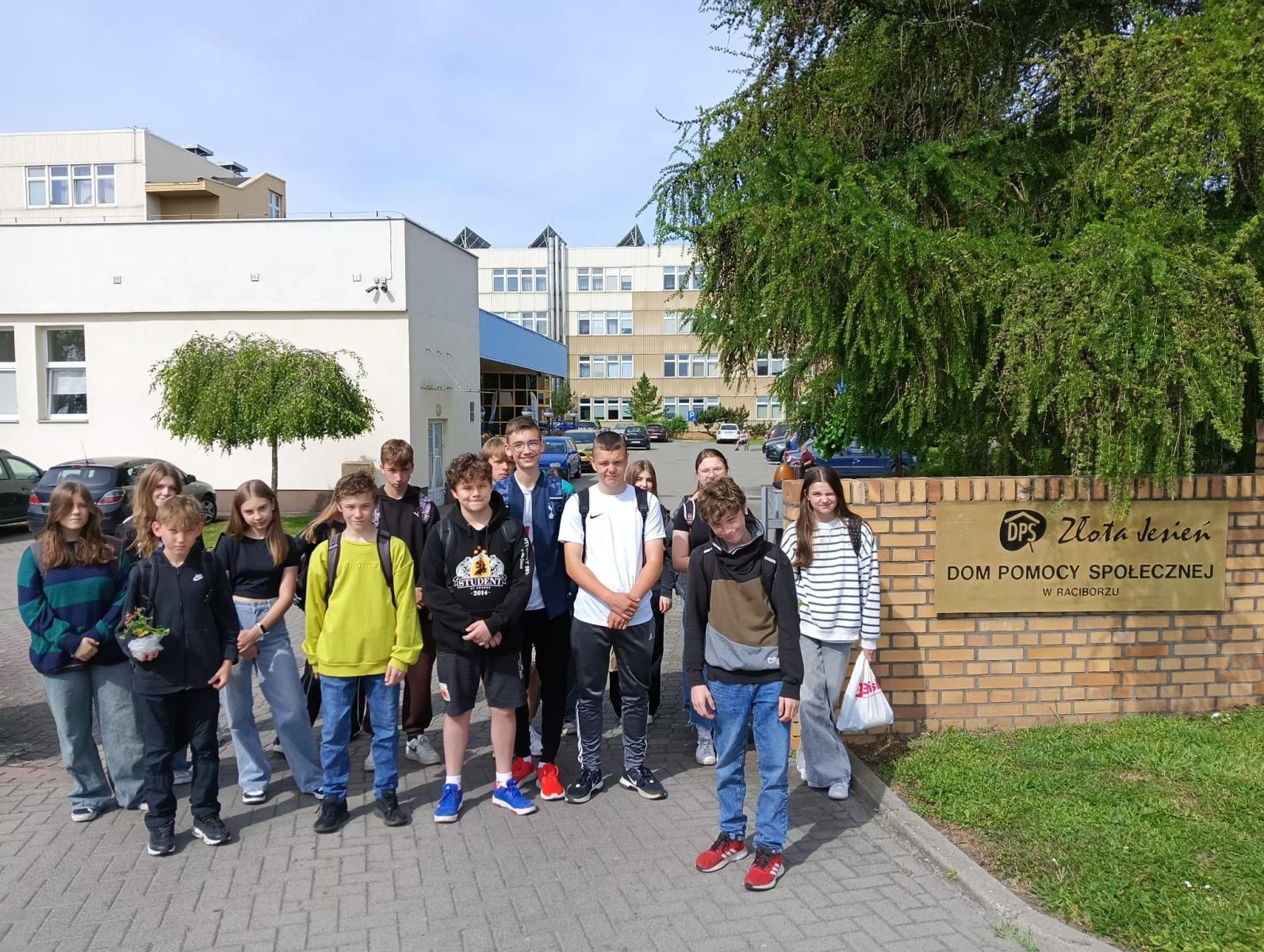 Zdjęcie w galerii na portalu naszraciborz.pl: Uczniowie Piętnastki na Warsztatach Sadzenia Kwiatów w Złotej Jesieni wiadomości z regionu