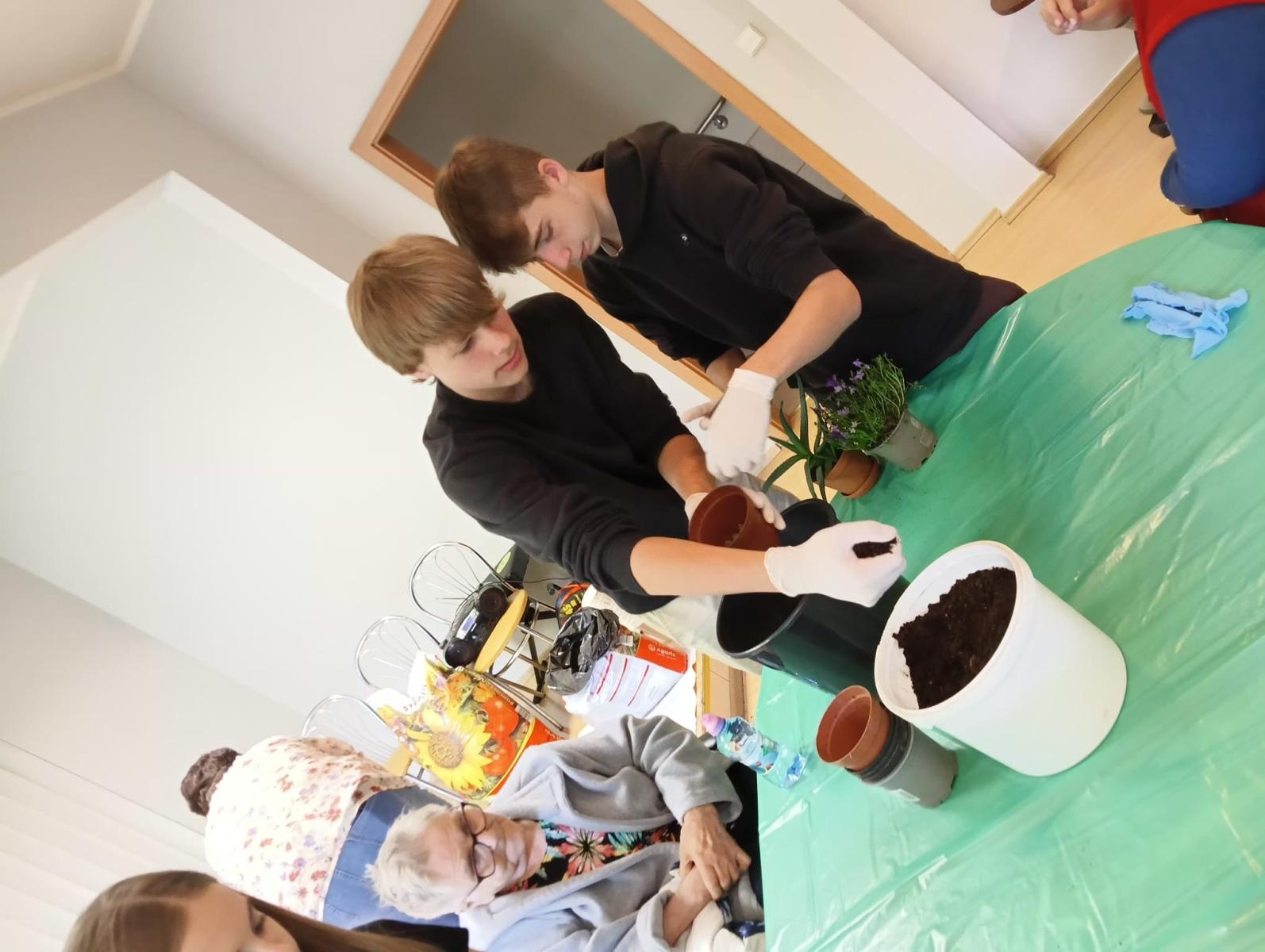 Zdjęcie w galerii na portalu naszraciborz.pl: Uczniowie Piętnastki na Warsztatach Sadzenia Kwiatów w Złotej Jesieni wiadomości z regionu