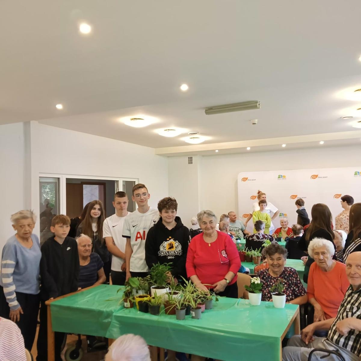 Zdjęcie w galerii na portalu naszraciborz.pl: Uczniowie Piętnastki na Warsztatach Sadzenia Kwiatów w Złotej Jesieni wiadomości z regionu