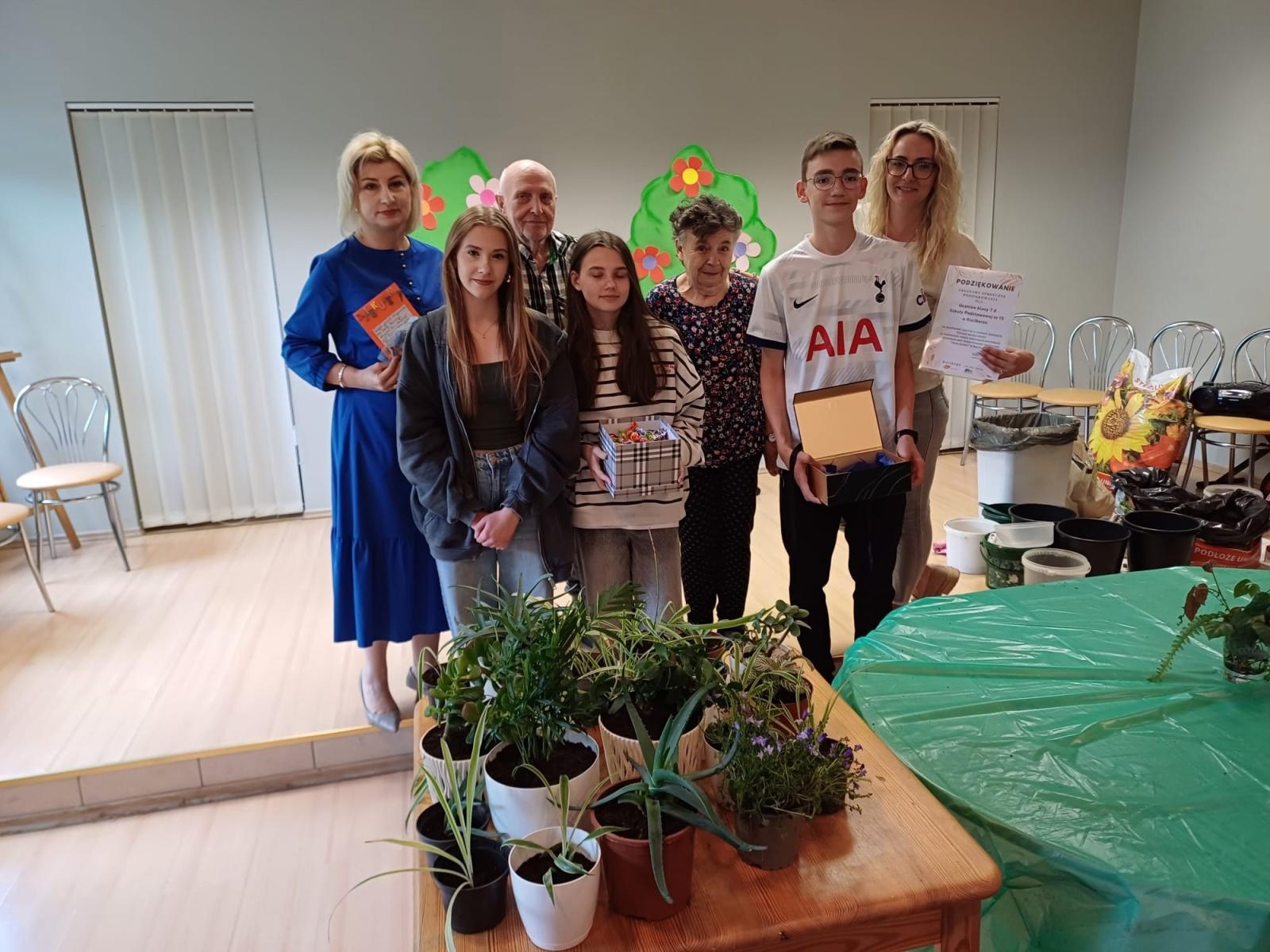 Zdjęcie w galerii na portalu naszraciborz.pl: Uczniowie Piętnastki na Warsztatach Sadzenia Kwiatów w Złotej Jesieni wiadomości z regionu