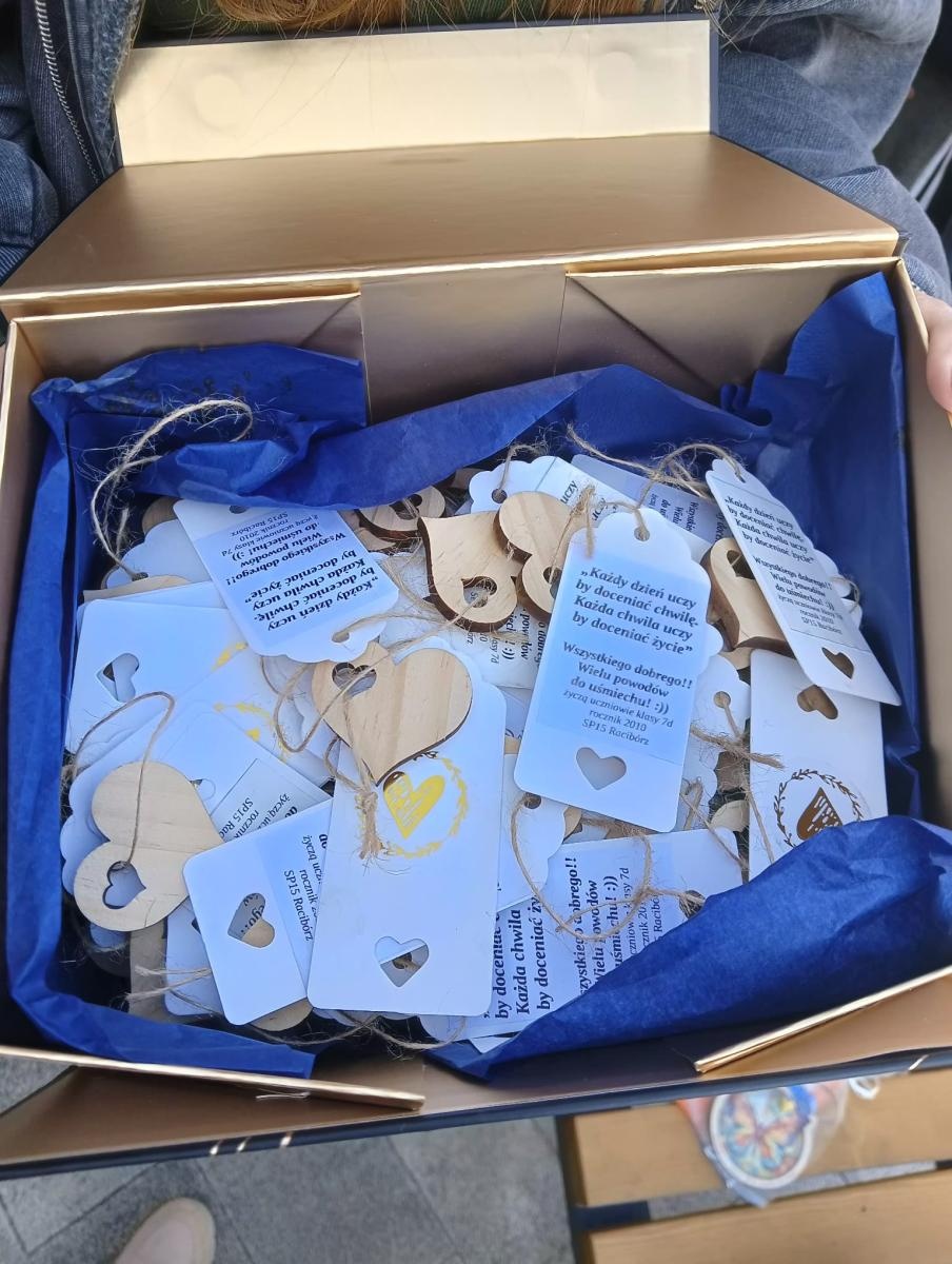 Zdjęcie w galerii na portalu naszraciborz.pl: Uczniowie Piętnastki na Warsztatach Sadzenia Kwiatów w Złotej Jesieni wiadomości z regionu