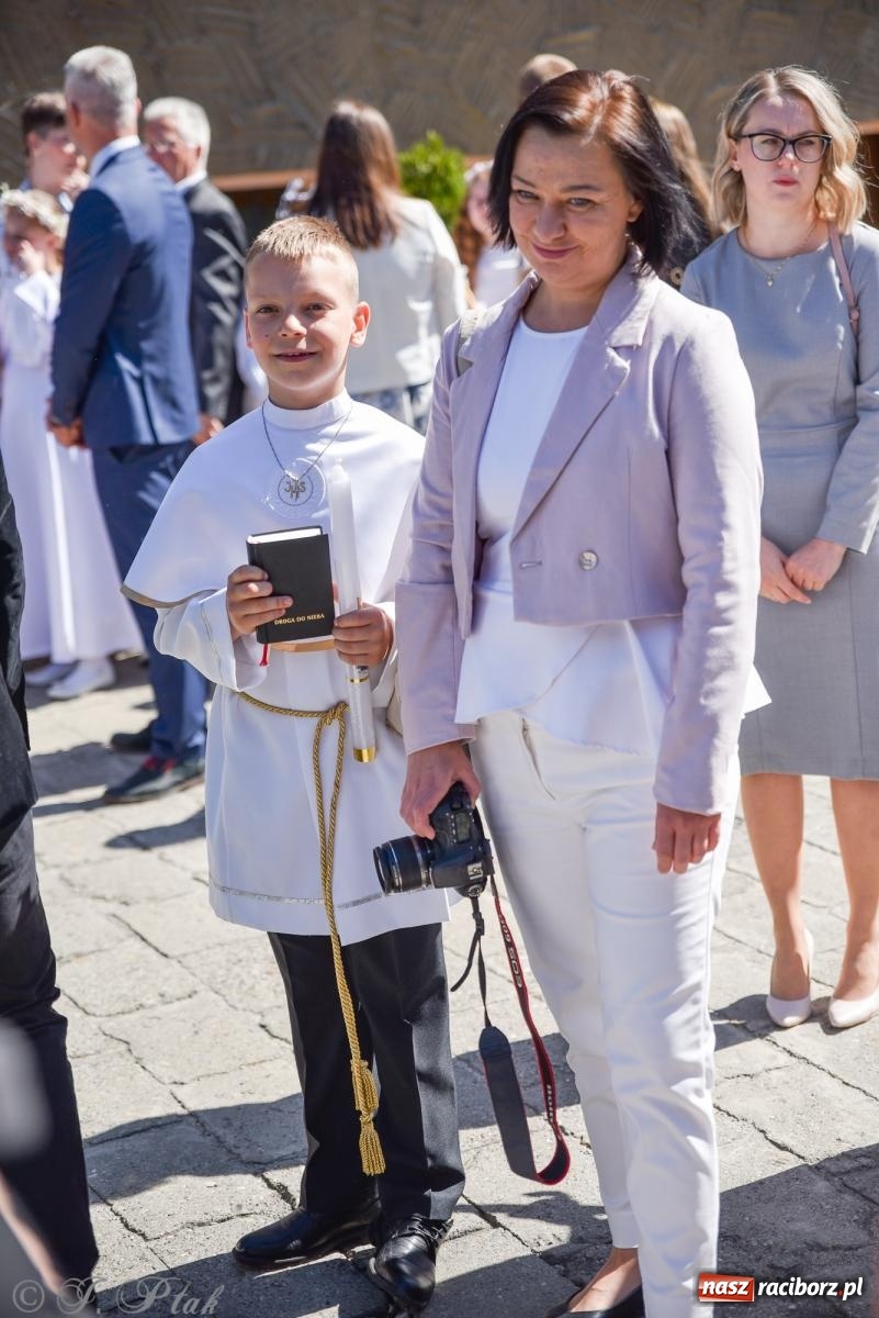Zdjęcie w galerii na portalu naszraciborz.pl: Uroczystość I Komunii Świętej w parafii NSPJ wiadomości z regionu