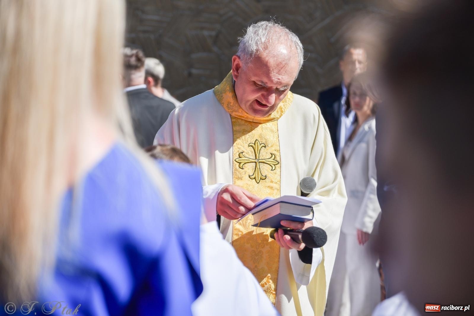 Zdjęcie w galerii na portalu naszraciborz.pl: Uroczystość I Komunii Świętej w parafii NSPJ wiadomości z regionu
