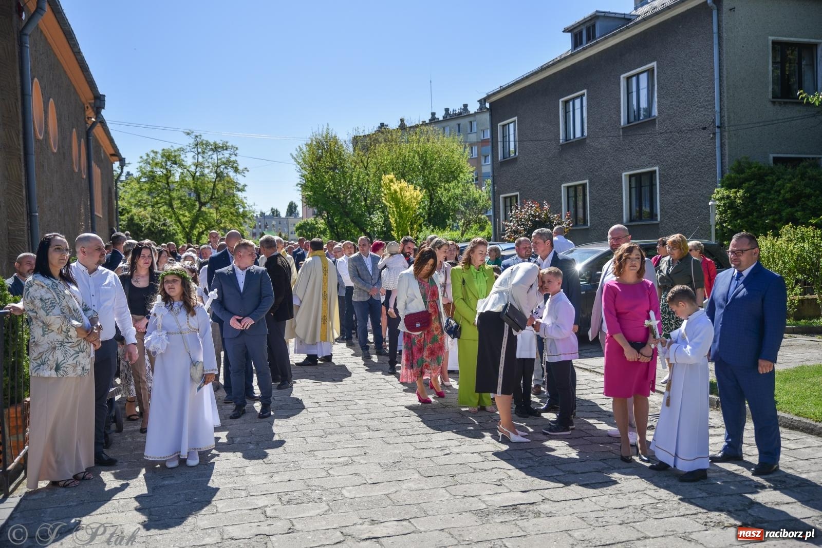 Zdjęcie w galerii na portalu naszraciborz.pl: Uroczystość I Komunii Świętej w parafii NSPJ wiadomości z regionu