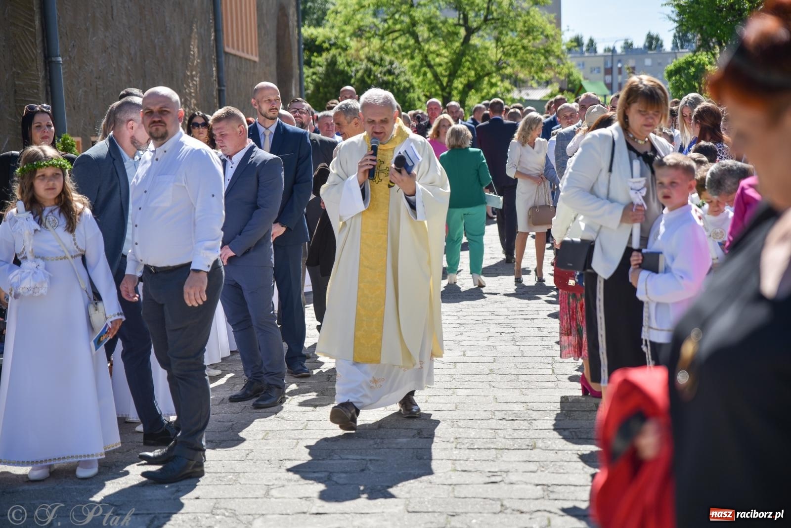 Zdjęcie w galerii na portalu naszraciborz.pl: Uroczystość I Komunii Świętej w parafii NSPJ wiadomości z regionu