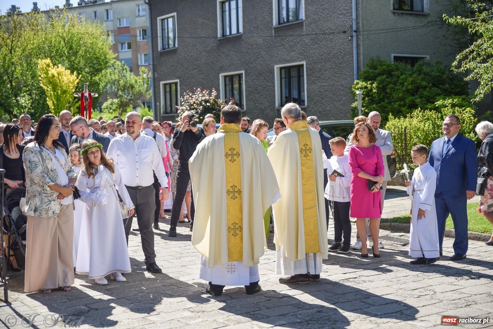 Zdjęcie w galerii na portalu naszraciborz.pl: Uroczystość I Komunii Świętej w parafii NSPJ wiadomości z regionu