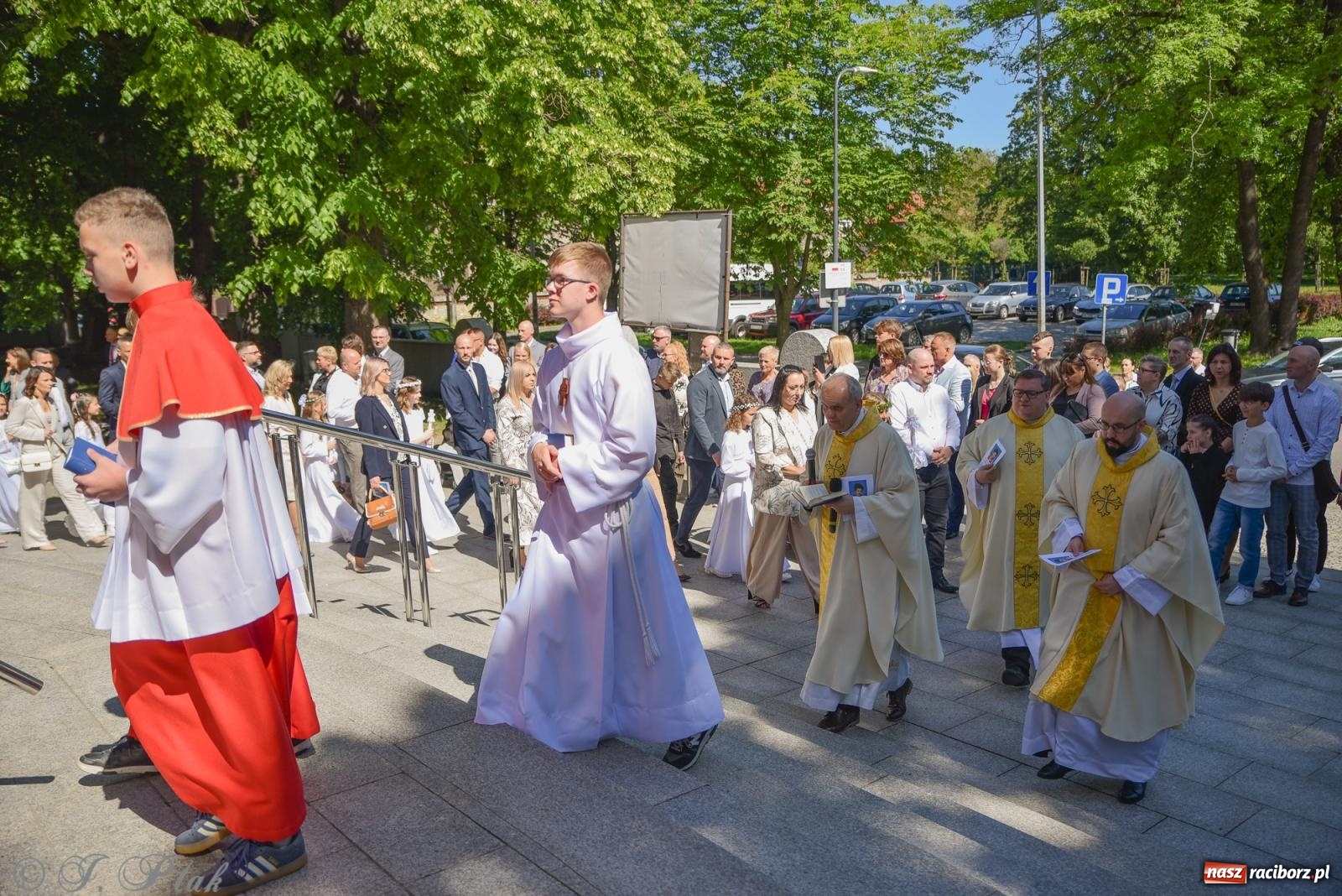 Zdjęcie w galerii na portalu naszraciborz.pl: Uroczystość I Komunii Świętej w parafii NSPJ wiadomości z regionu
