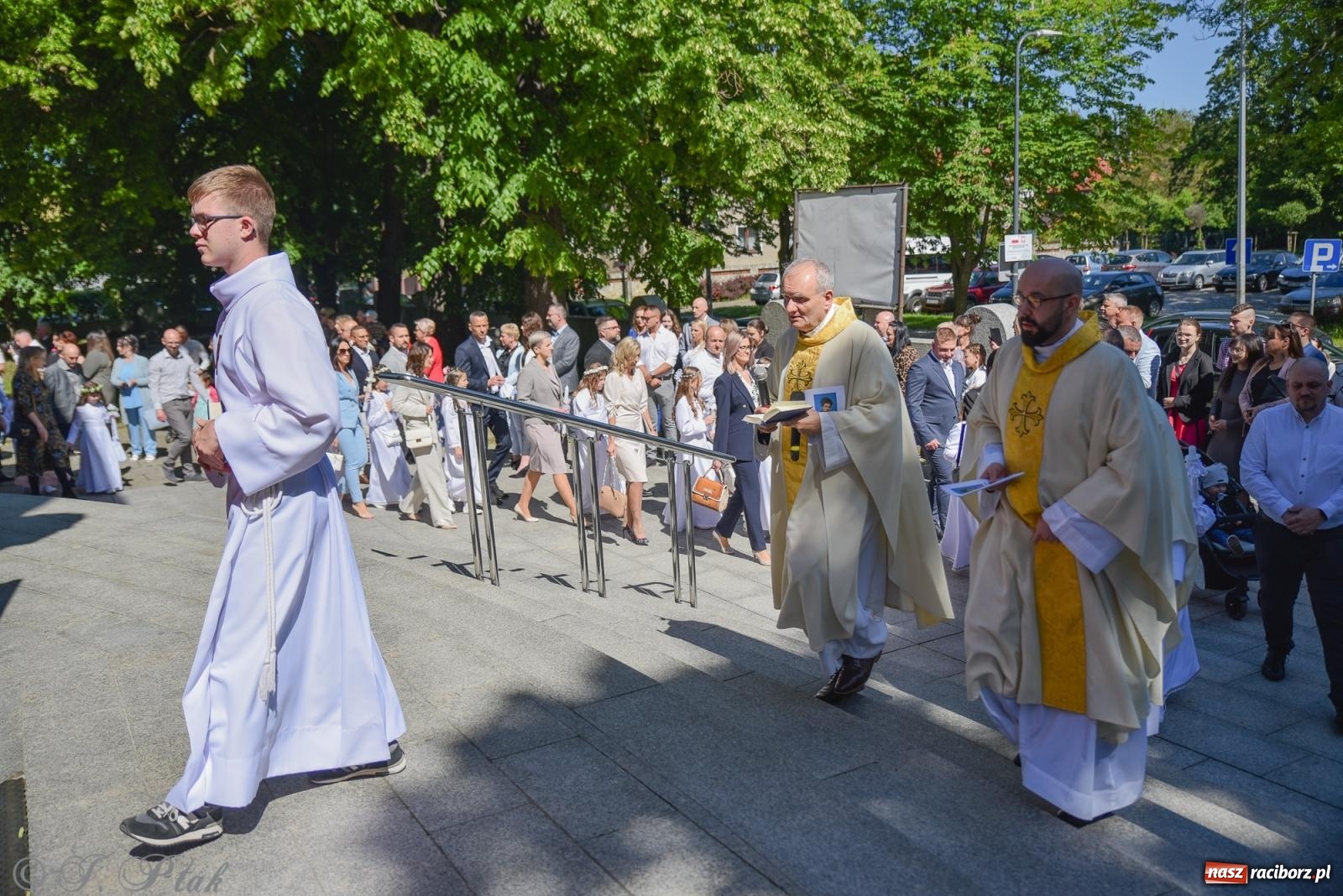 Zdjęcie w galerii na portalu naszraciborz.pl: Uroczystość I Komunii Świętej w parafii NSPJ wiadomości z regionu