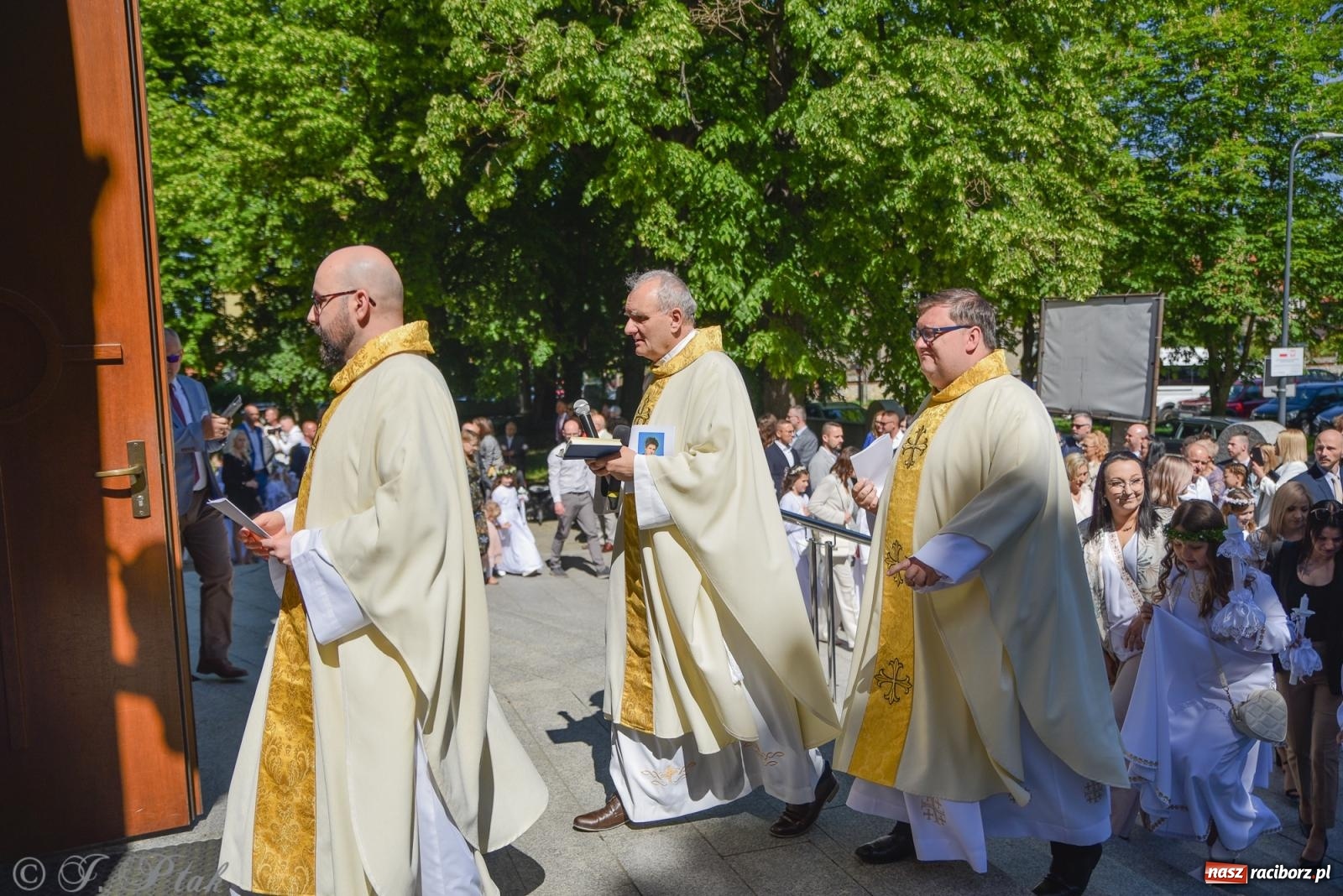 Zdjęcie w galerii na portalu naszraciborz.pl: Uroczystość I Komunii Świętej w parafii NSPJ wiadomości z regionu