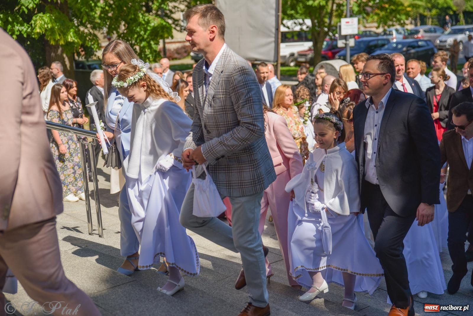 Zdjęcie w galerii na portalu naszraciborz.pl: Uroczystość I Komunii Świętej w parafii NSPJ wiadomości z regionu