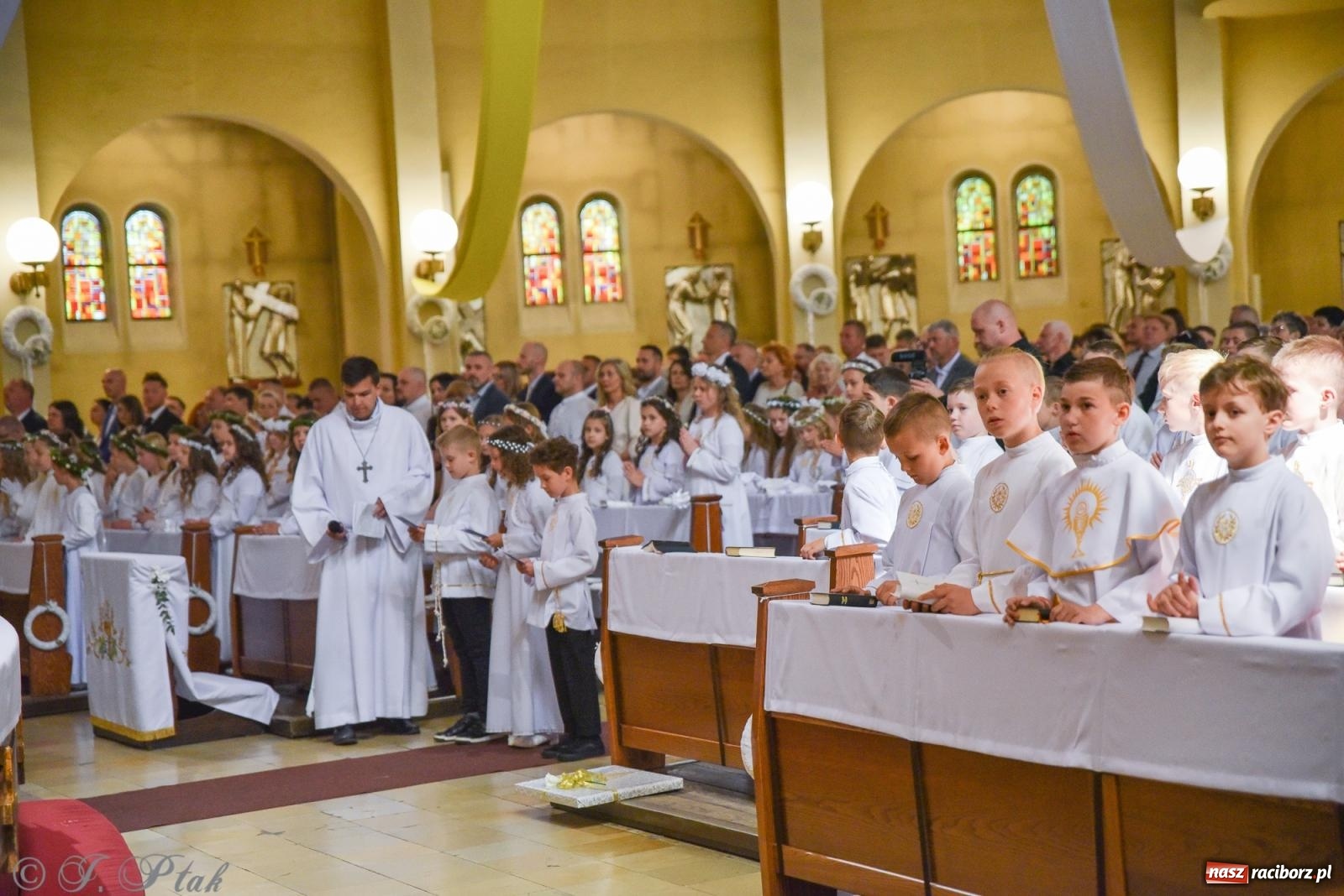 Zdjęcie w galerii na portalu naszraciborz.pl: Uroczystość I Komunii Świętej w parafii NSPJ wiadomości z regionu