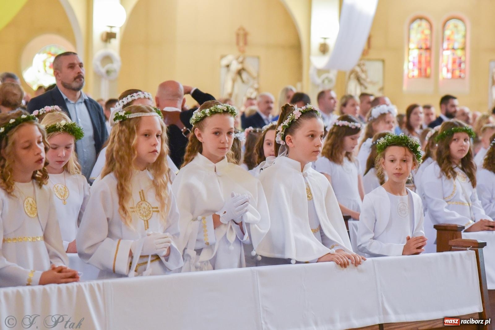Zdjęcie w galerii na portalu naszraciborz.pl: Uroczystość I Komunii Świętej w parafii NSPJ wiadomości z regionu