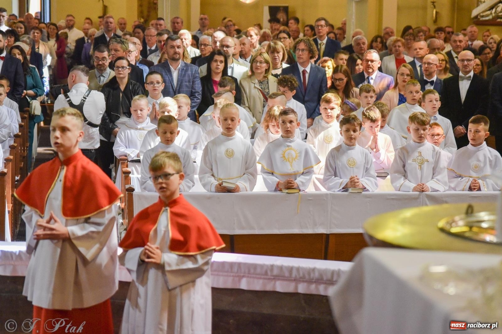 Zdjęcie w galerii na portalu naszraciborz.pl: Uroczystość I Komunii Świętej w parafii NSPJ wiadomości z regionu