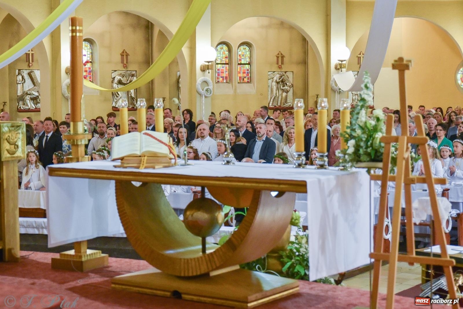 Zdjęcie w galerii na portalu naszraciborz.pl: Uroczystość I Komunii Świętej w parafii NSPJ wiadomości z regionu