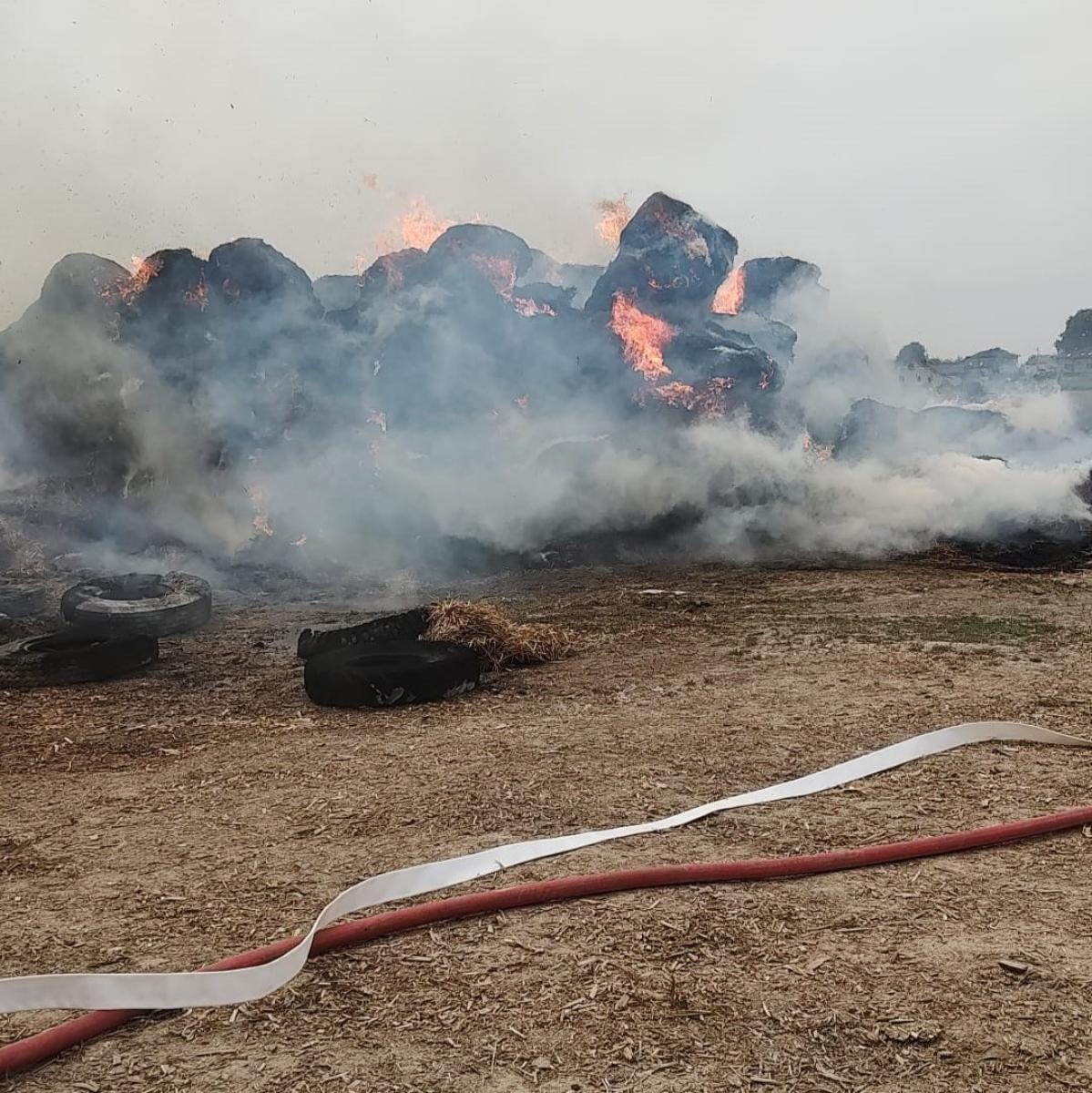 Zdjęcie w galerii na portalu naszraciborz.pl: Pożar stogu siana w Łańcach. Poszkodowany strażak z OSP [FOTO] wiadomości z regionu