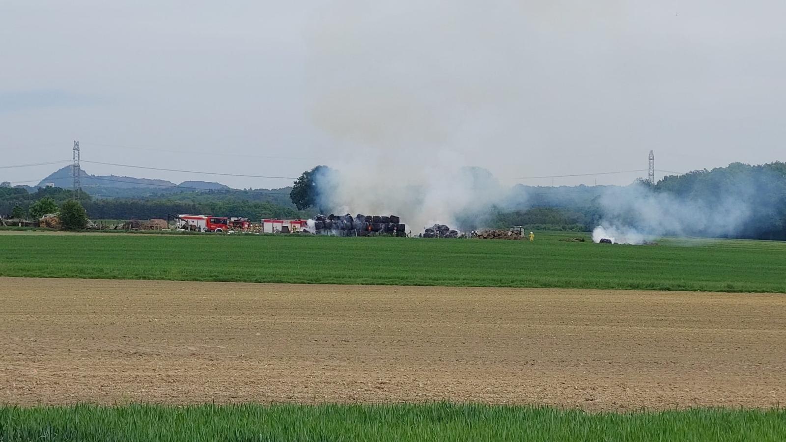 Zdjęcie w galerii na portalu naszraciborz.pl: Pożar stogu siana w Łańcach. Poszkodowany strażak z OSP [FOTO] wiadomości z regionu