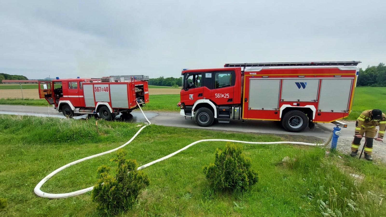 Zdjęcie w galerii na portalu naszraciborz.pl: Pożar stogu siana w Łańcach. Poszkodowany strażak z OSP [FOTO] wiadomości z regionu