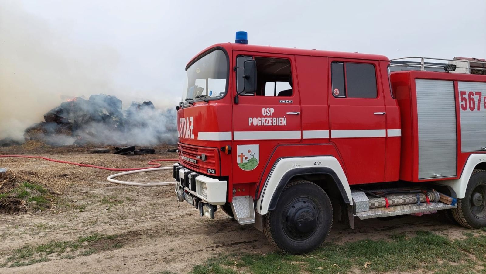 Zdjęcie w galerii na portalu naszraciborz.pl: Pożar stogu siana w Łańcach. Poszkodowany strażak z OSP [FOTO] wiadomości z regionu