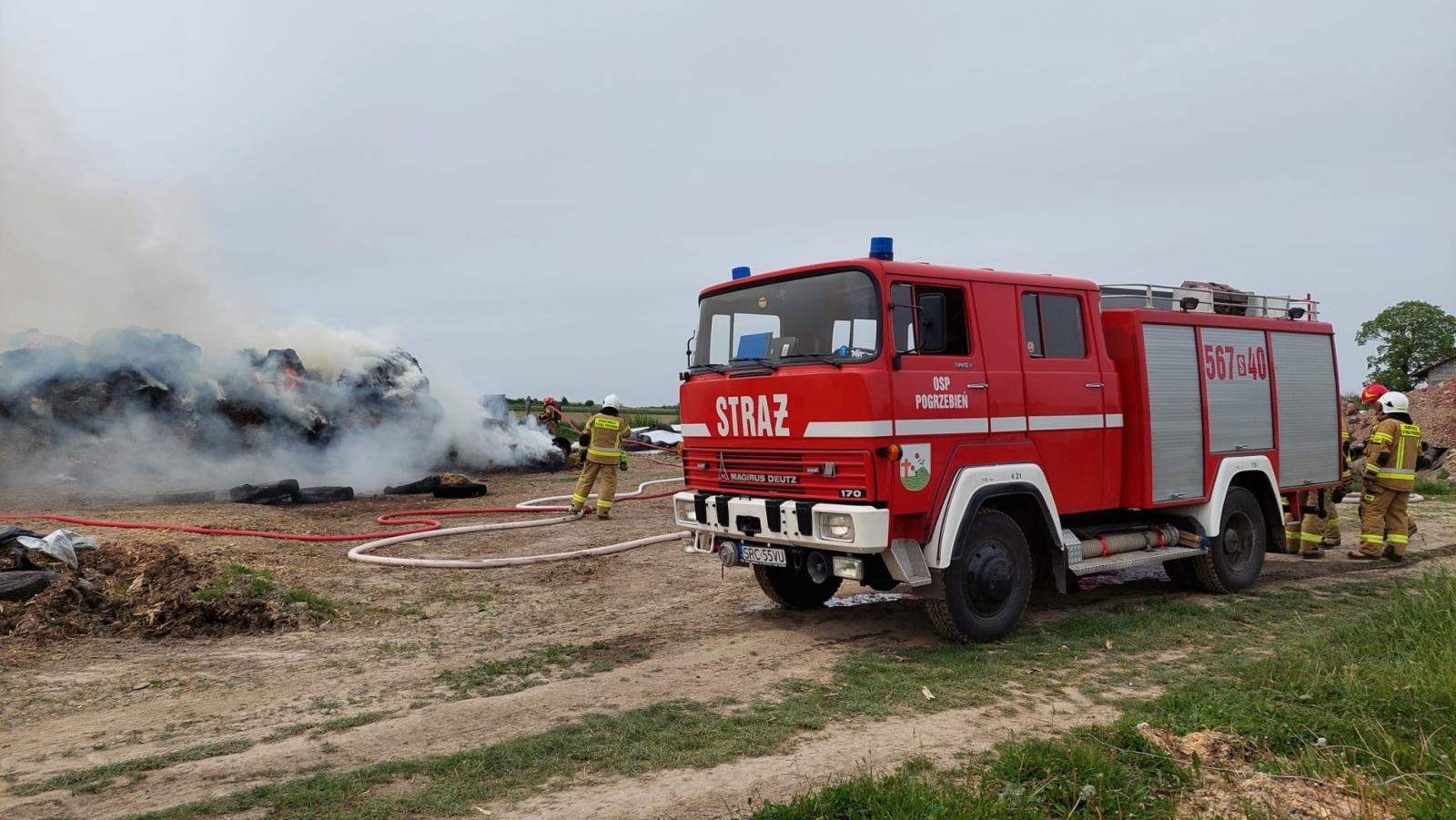 Zdjęcie w galerii na portalu naszraciborz.pl: Pożar stogu siana w Łańcach. Poszkodowany strażak z OSP [FOTO] wiadomości z regionu