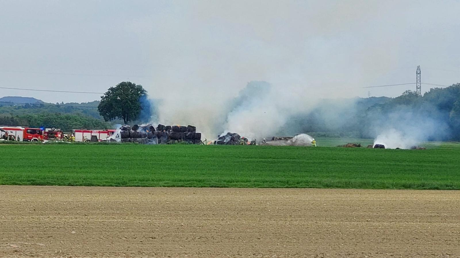 Zdjęcie w galerii na portalu naszraciborz.pl: Pożar stogu siana w Łańcach. Poszkodowany strażak z OSP [FOTO] wiadomości z regionu