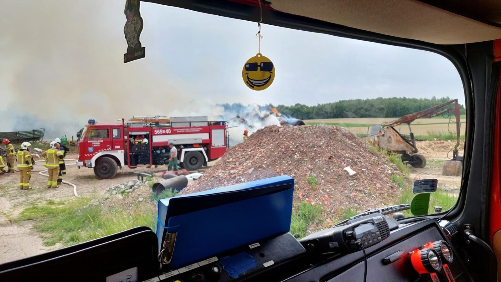 Zdjęcie w galerii na portalu naszraciborz.pl: Pożar stogu siana w Łańcach. Poszkodowany strażak z OSP [FOTO] wiadomości z regionu