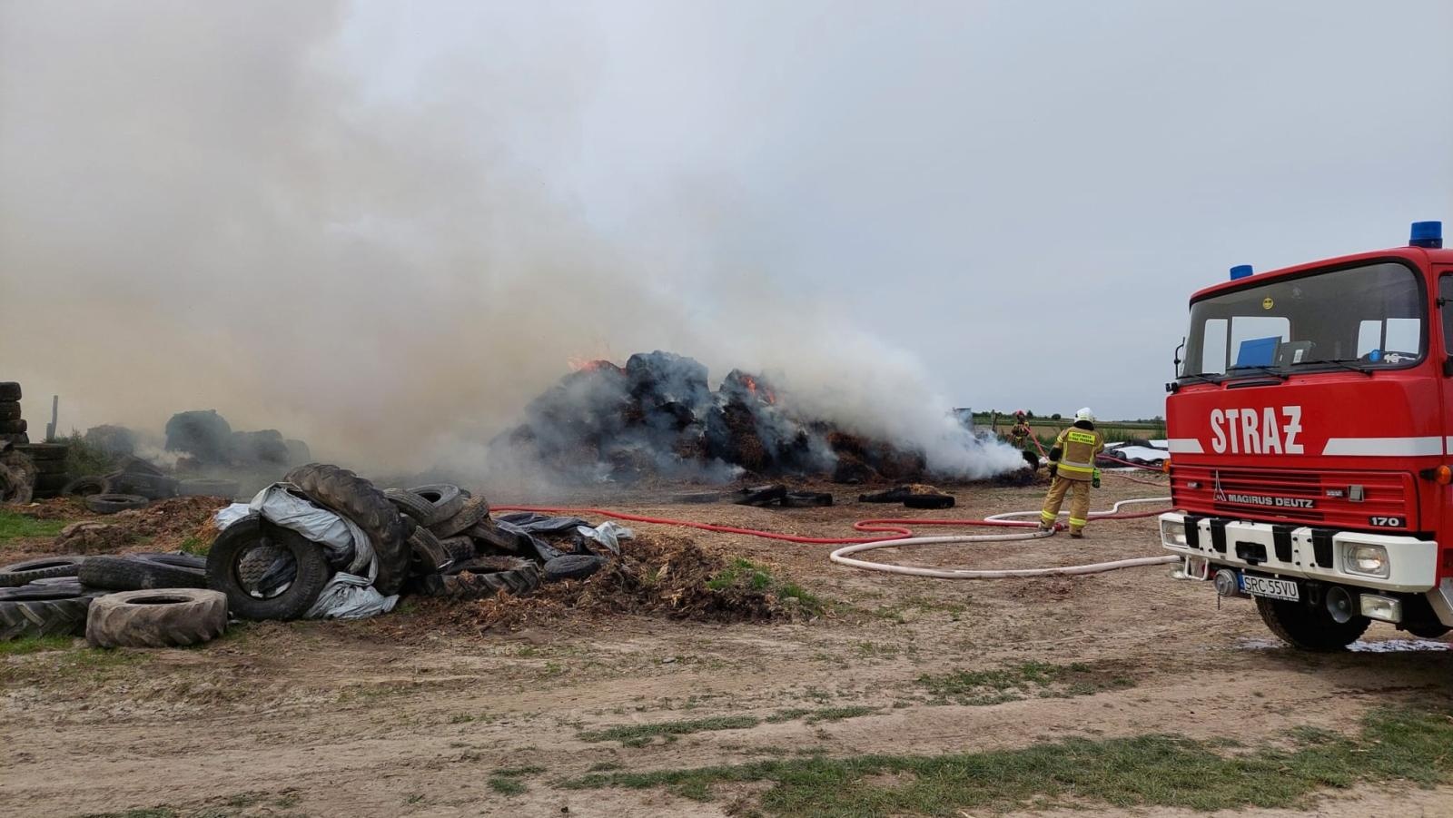 Zdjęcie w galerii na portalu naszraciborz.pl: Pożar stogu siana w Łańcach. Poszkodowany strażak z OSP [FOTO] wiadomości z regionu