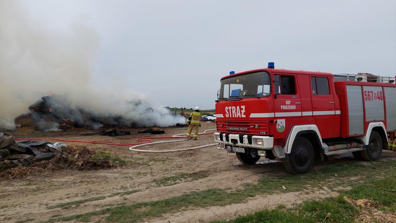 Zdjęcie w galerii na portalu naszraciborz.pl: Pożar stogu siana w Łańcach. Poszkodowany strażak z OSP [FOTO] wiadomości z regionu