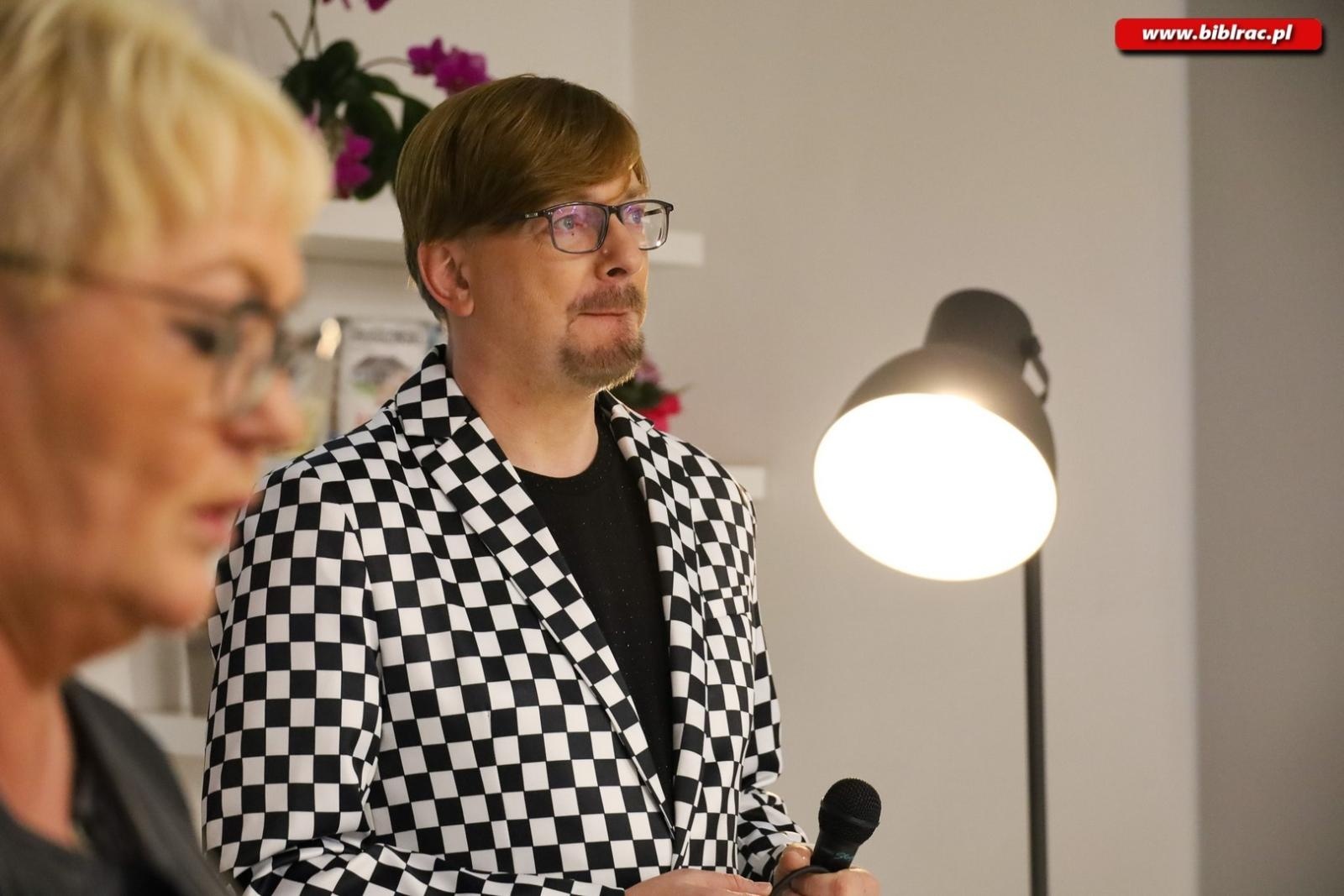 Zdjęcie w galerii na portalu naszraciborz.pl: Przez Kożuchowską został pisarzem! Alek Rogoziński gościem biblioteki wiadomości z regionu