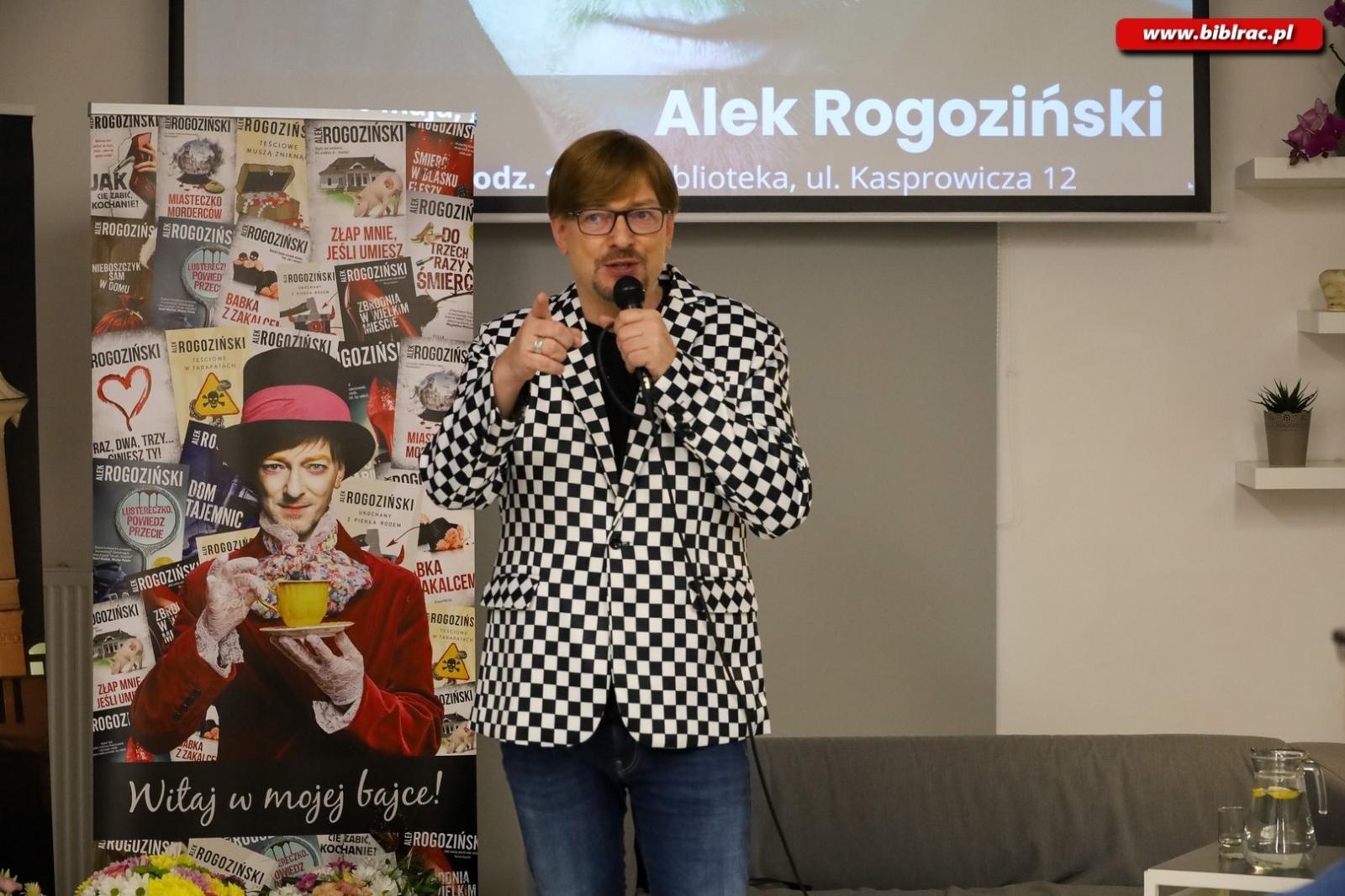 Zdjęcie w galerii na portalu naszraciborz.pl: Przez Kożuchowską został pisarzem! Alek Rogoziński gościem biblioteki wiadomości z regionu