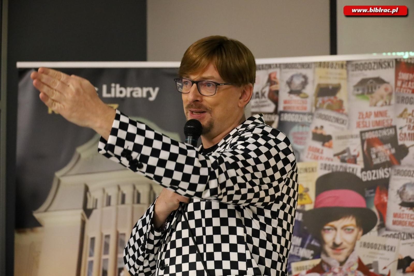 Zdjęcie w galerii na portalu naszraciborz.pl: Przez Kożuchowską został pisarzem! Alek Rogoziński gościem biblioteki wiadomości z regionu