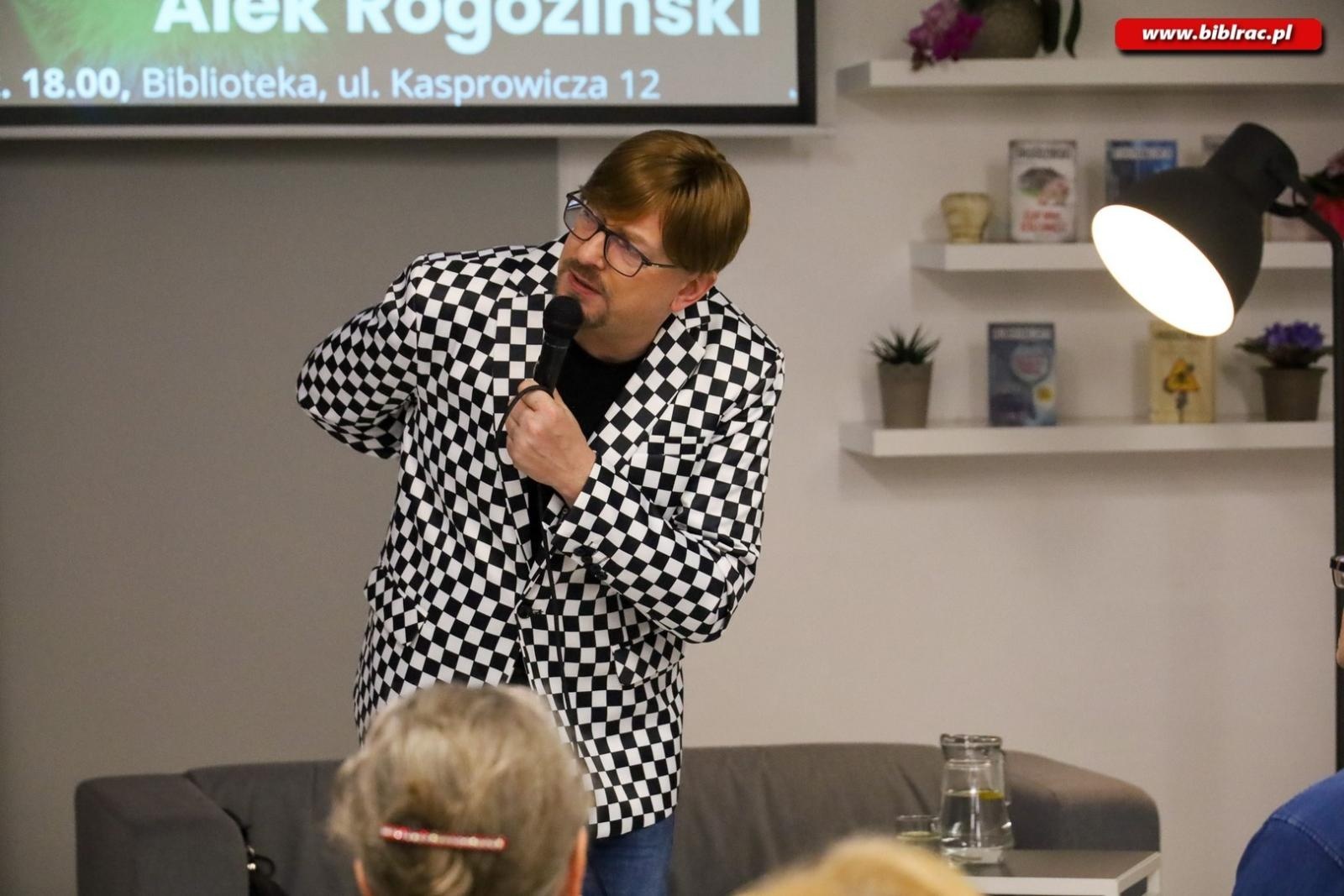 Zdjęcie w galerii na portalu naszraciborz.pl: Przez Kożuchowską został pisarzem! Alek Rogoziński gościem biblioteki wiadomości z regionu