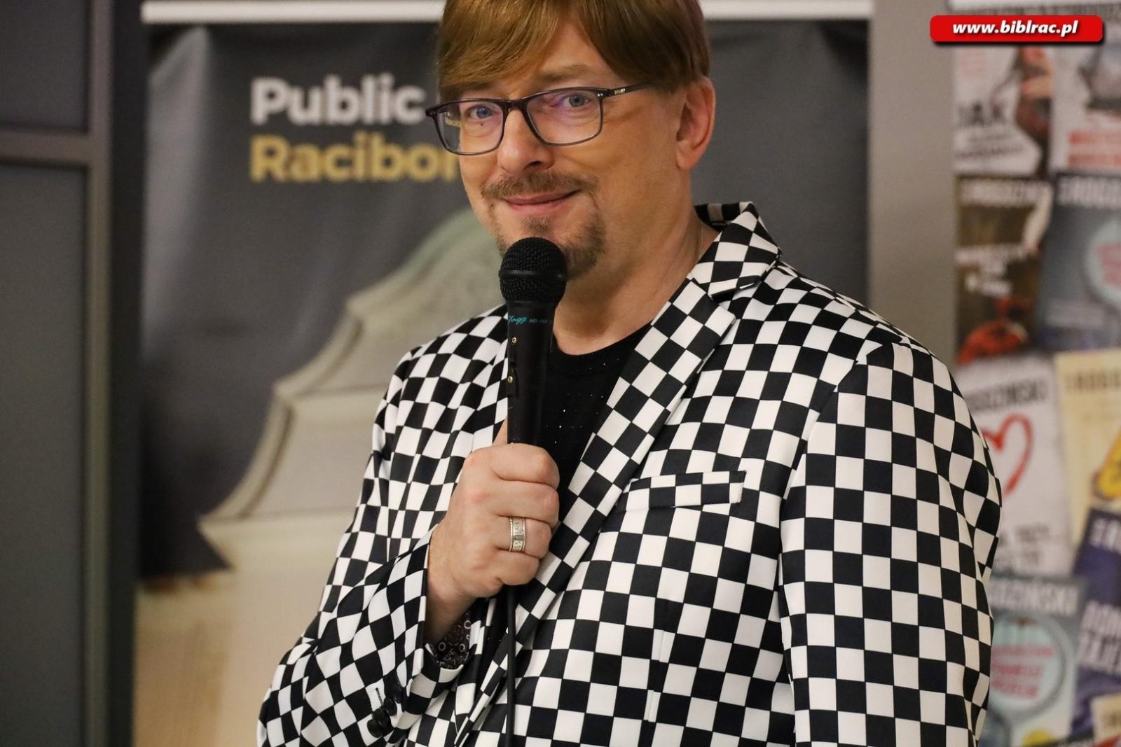 Zdjęcie w galerii na portalu naszraciborz.pl: Przez Kożuchowską został pisarzem! Alek Rogoziński gościem biblioteki wiadomości z regionu