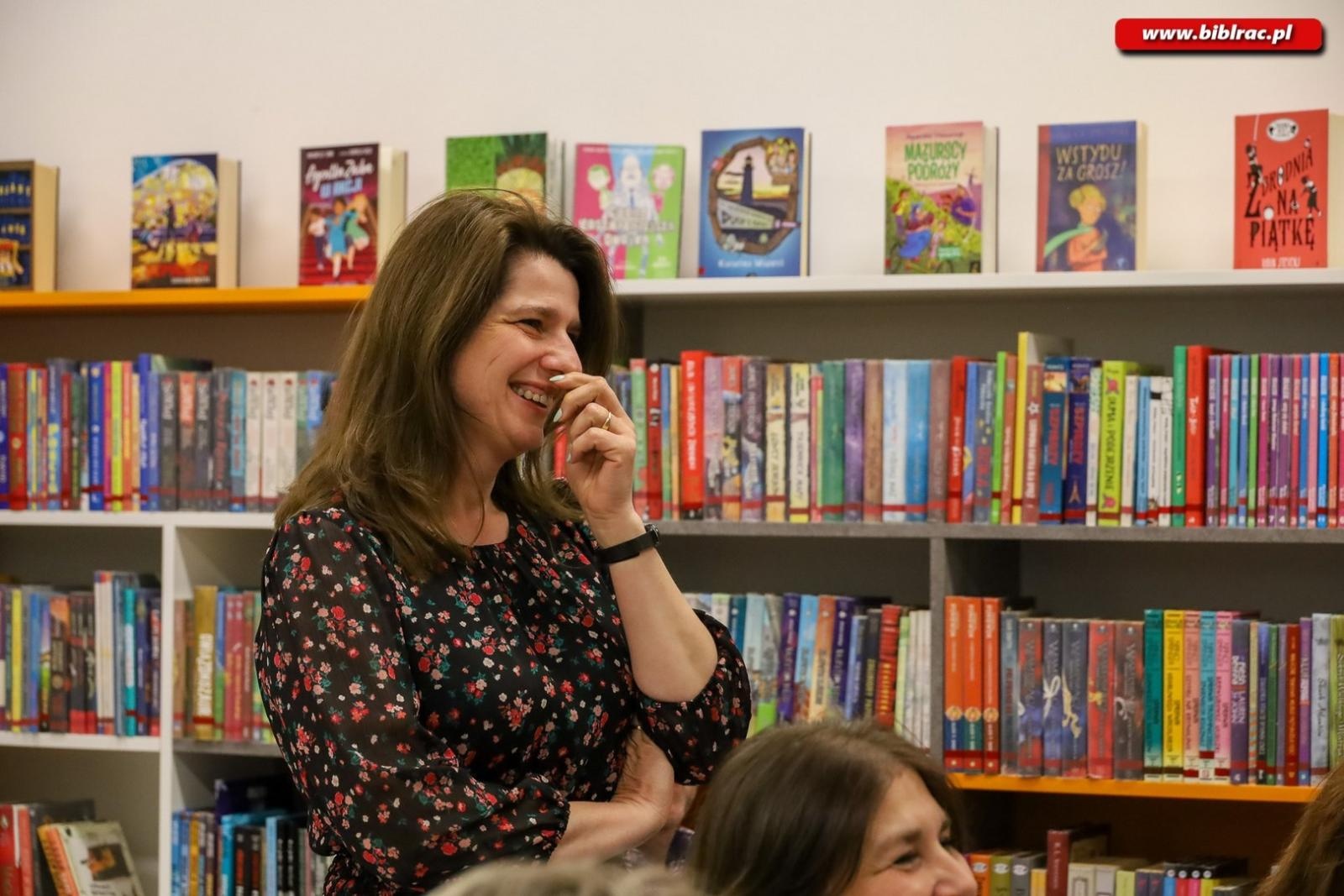 Zdjęcie w galerii na portalu naszraciborz.pl: Przez Kożuchowską został pisarzem! Alek Rogoziński gościem biblioteki wiadomości z regionu