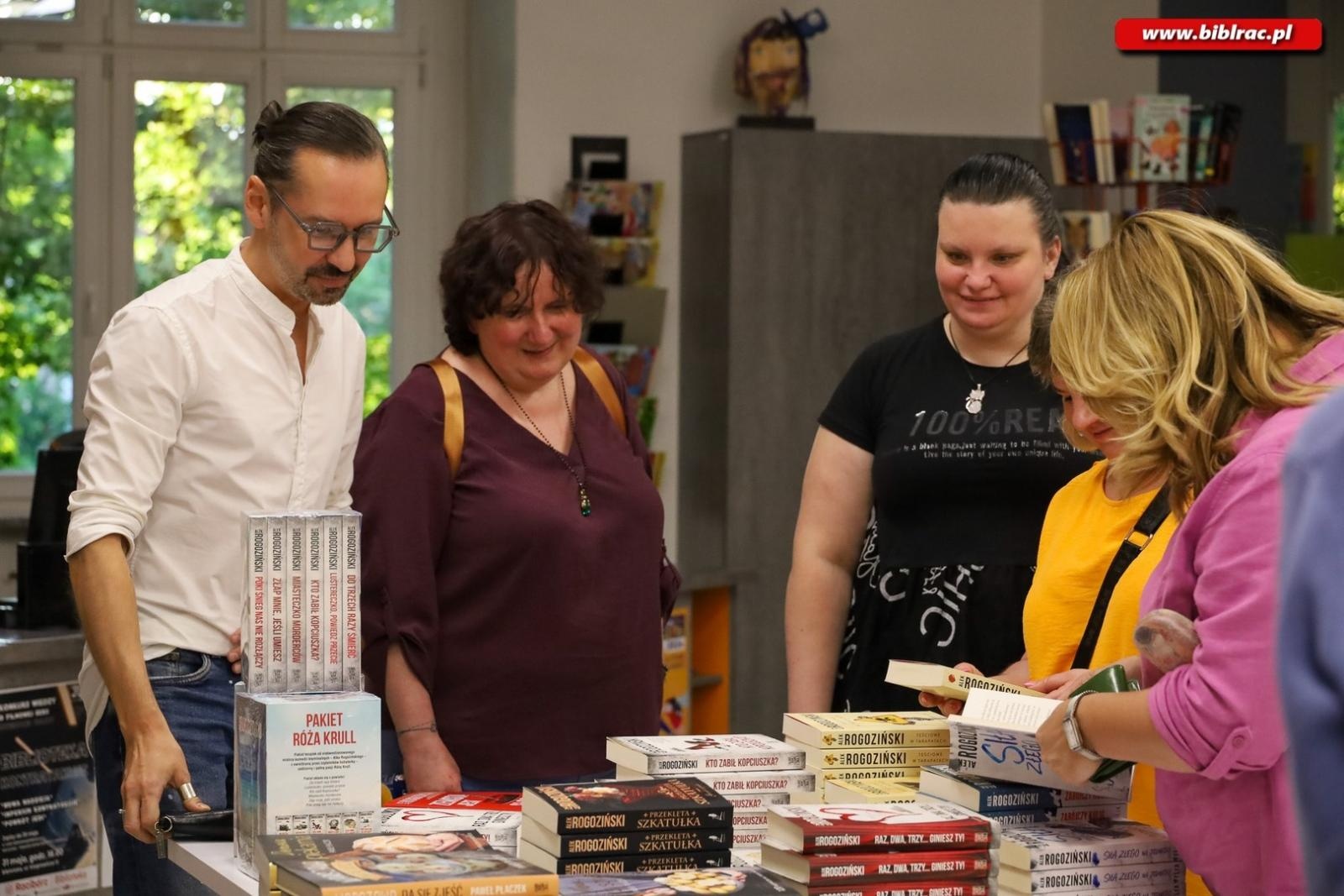 Zdjęcie w galerii na portalu naszraciborz.pl: Przez Kożuchowską został pisarzem! Alek Rogoziński gościem biblioteki wiadomości z regionu