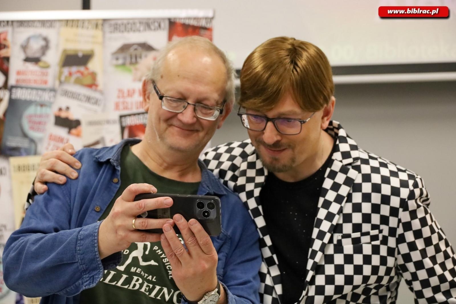 Zdjęcie w galerii na portalu naszraciborz.pl: Przez Kożuchowską został pisarzem! Alek Rogoziński gościem biblioteki wiadomości z regionu